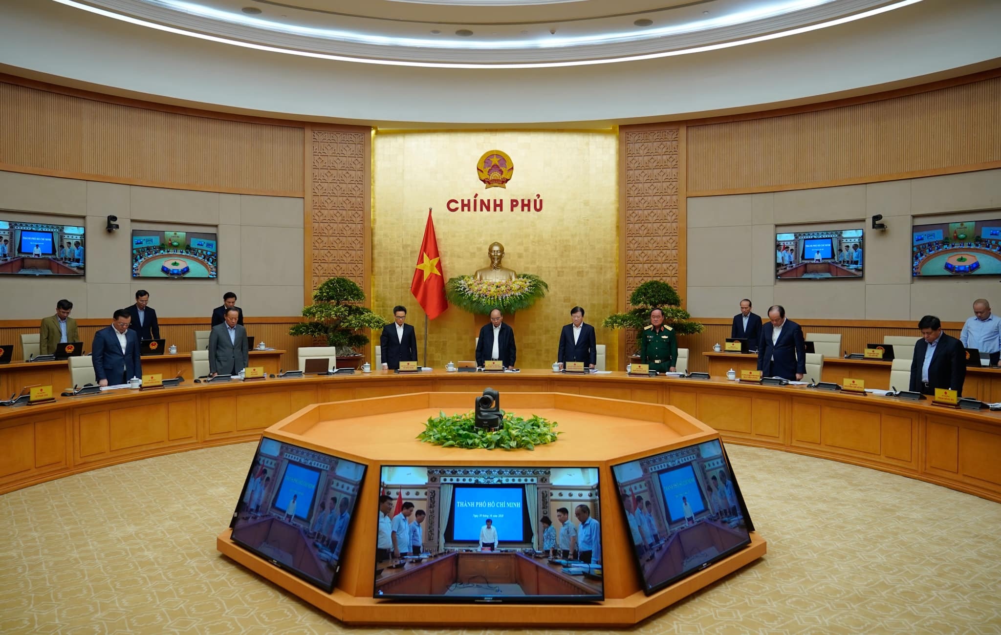 Chinh phu mac niem nan nhan thiet mang do mua lu hinh anh