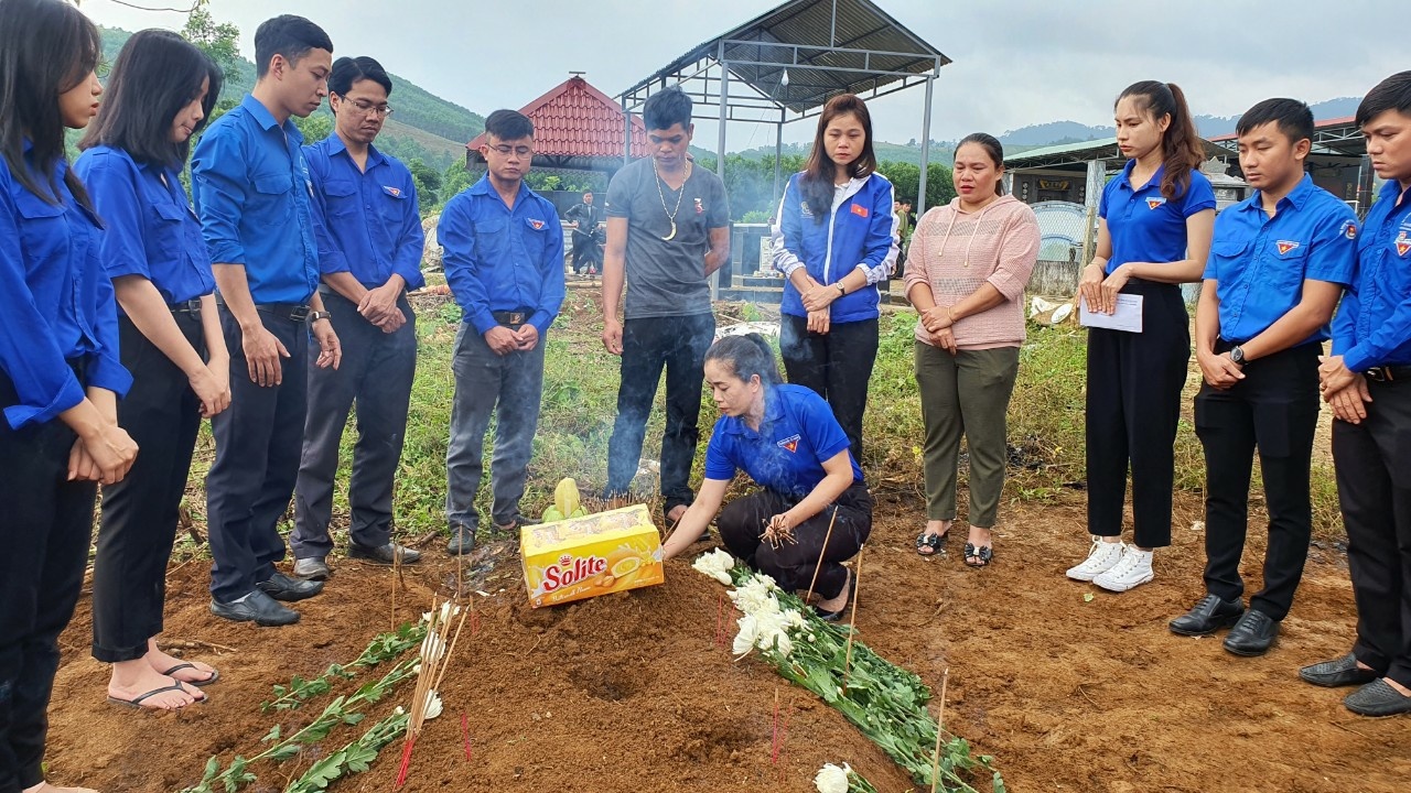 Ho tro gia dinh pho bi thu Doan xa thiet mang khi giup dan hinh anh