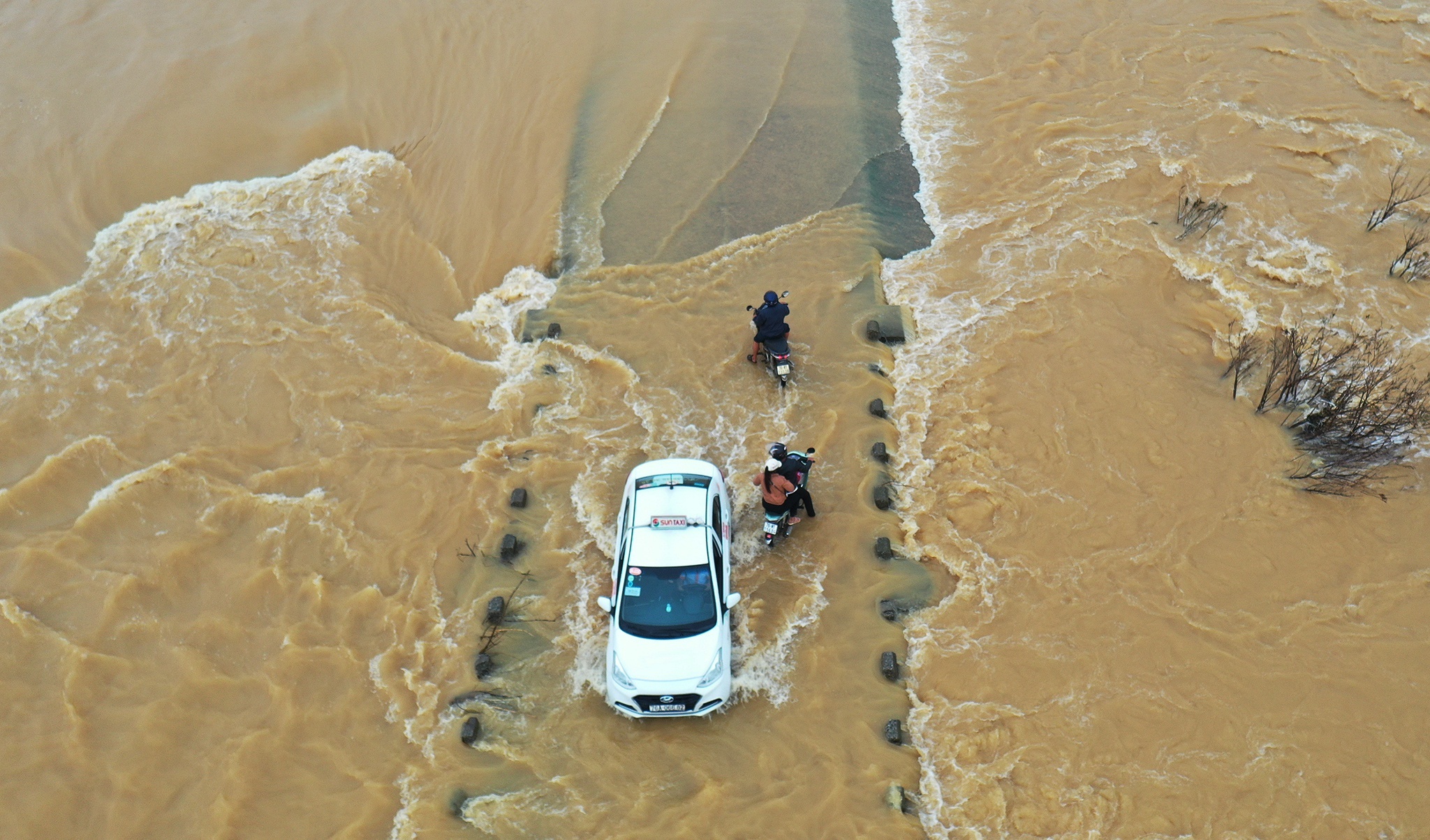 Bo truong Tran Hong Ha: 'Mua 4.000 mm la troi do nuoc' hinh anh