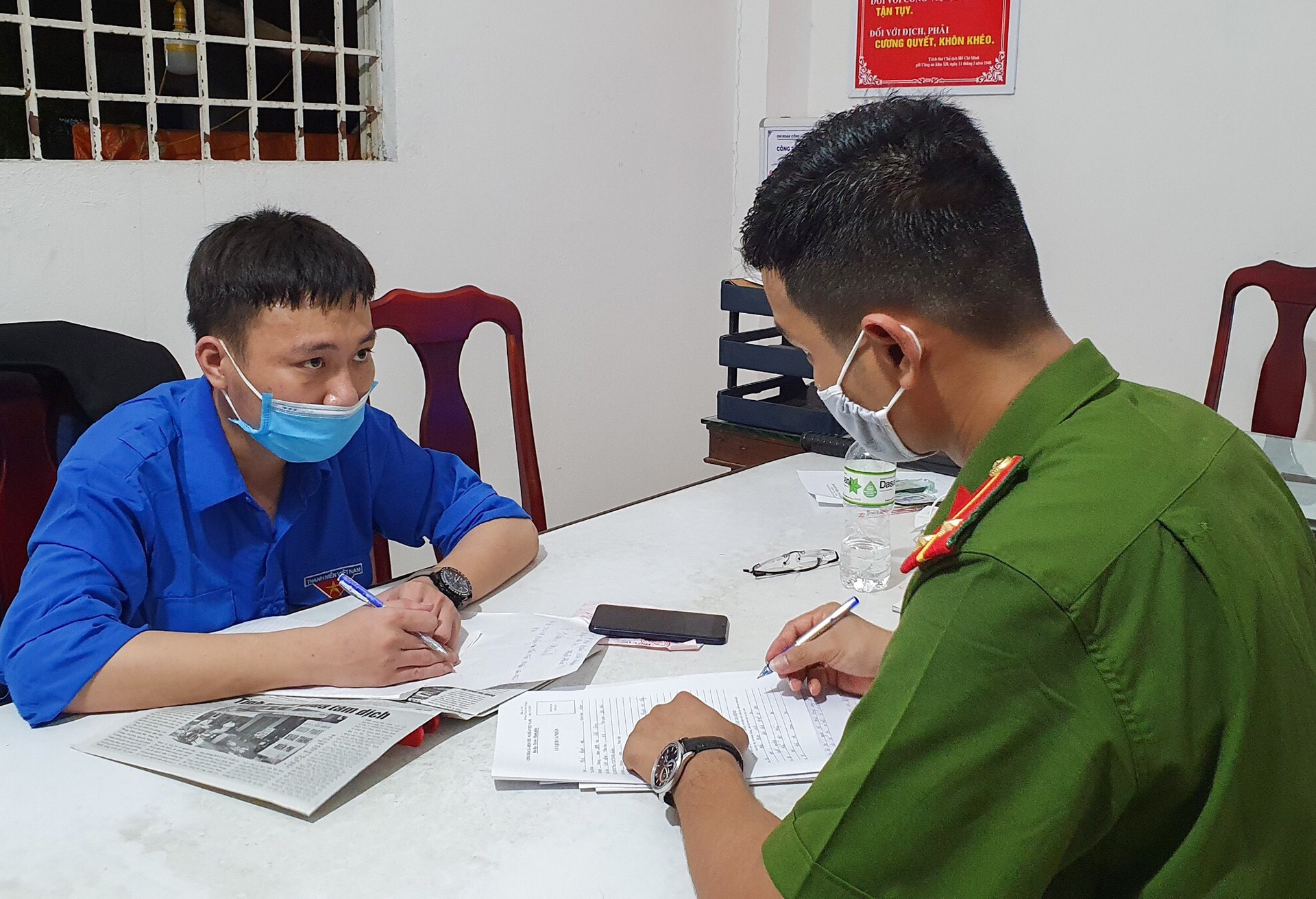 Co nen dua cong an vao co cau to chuc UBND phuong? hinh anh