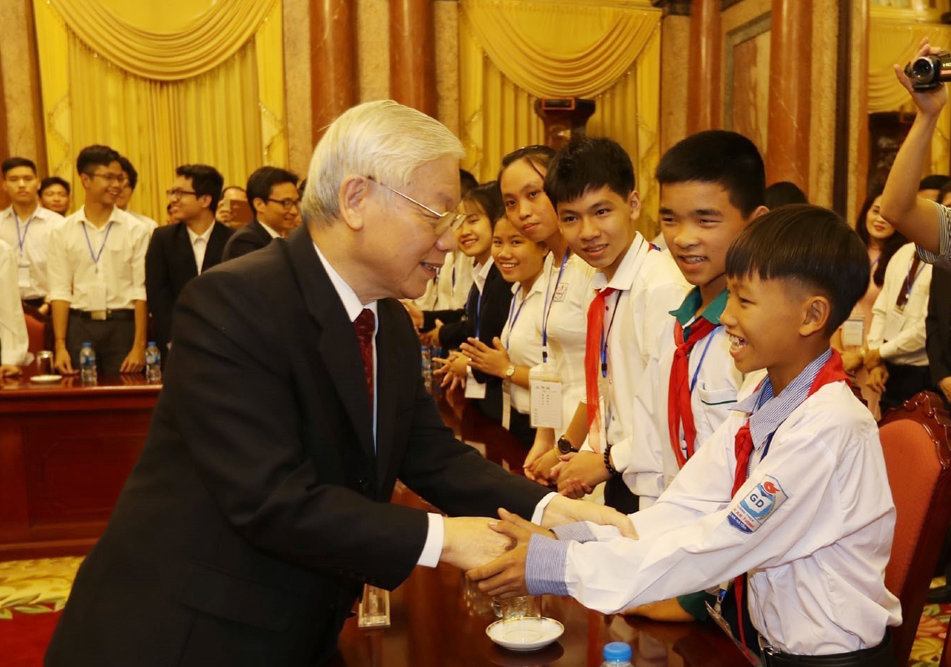 Khat vong phat trien dat nuoc va doi moi sang tao - diem nhan DH XIII hinh anh