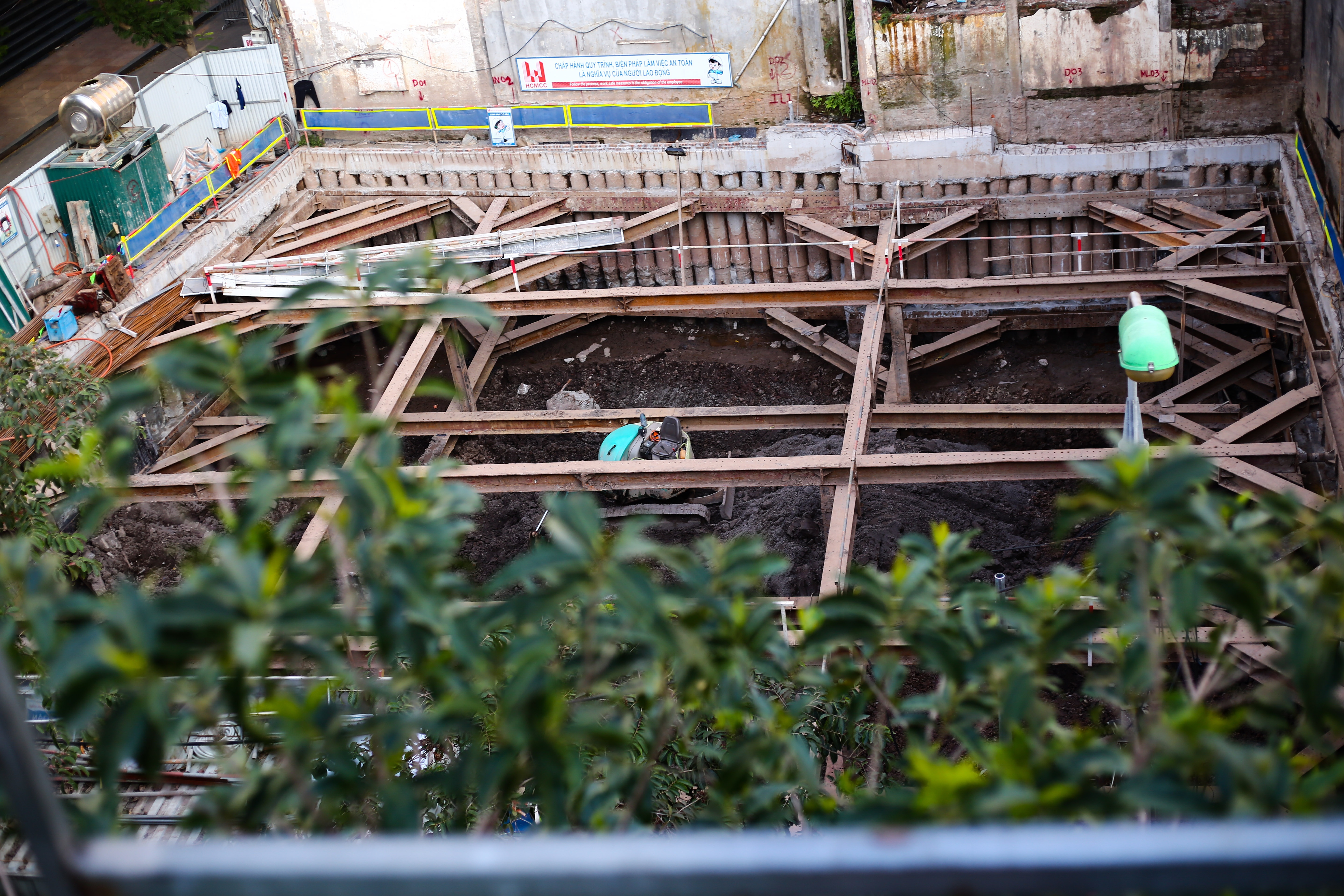 Nguoi dan khong dung dien thoai trong pham vi 200 m tu qua bom hinh anh