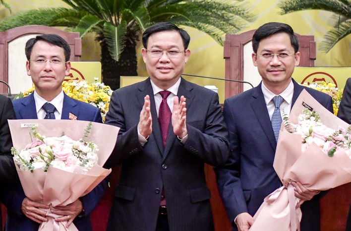 Bi thu Vuong Dinh Hue chuc mung cac nhan su cap cao moi cua Ha Noi hinh anh