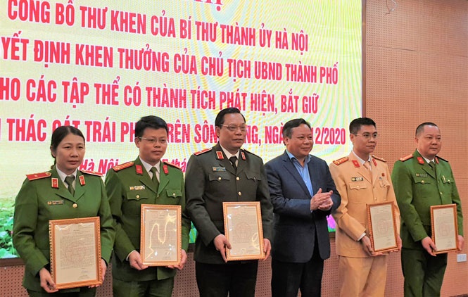 Bi thu Ha Noi khen ngoi,  khai thac cat trai phep anh 1