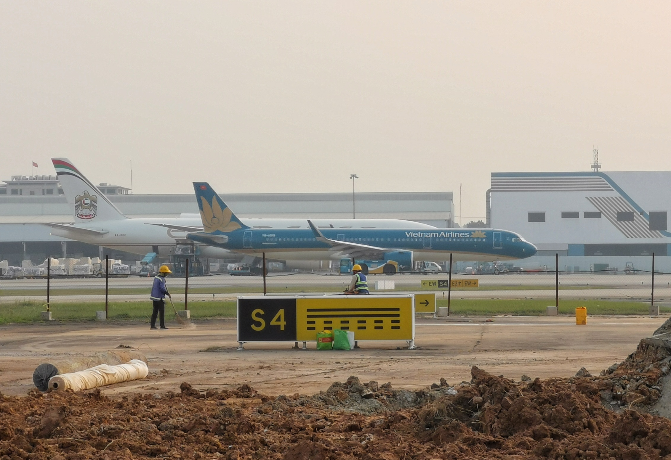 Nghi meo chay qua duong bang o Noi Bai, may bay chuyen huong ha canh hinh anh