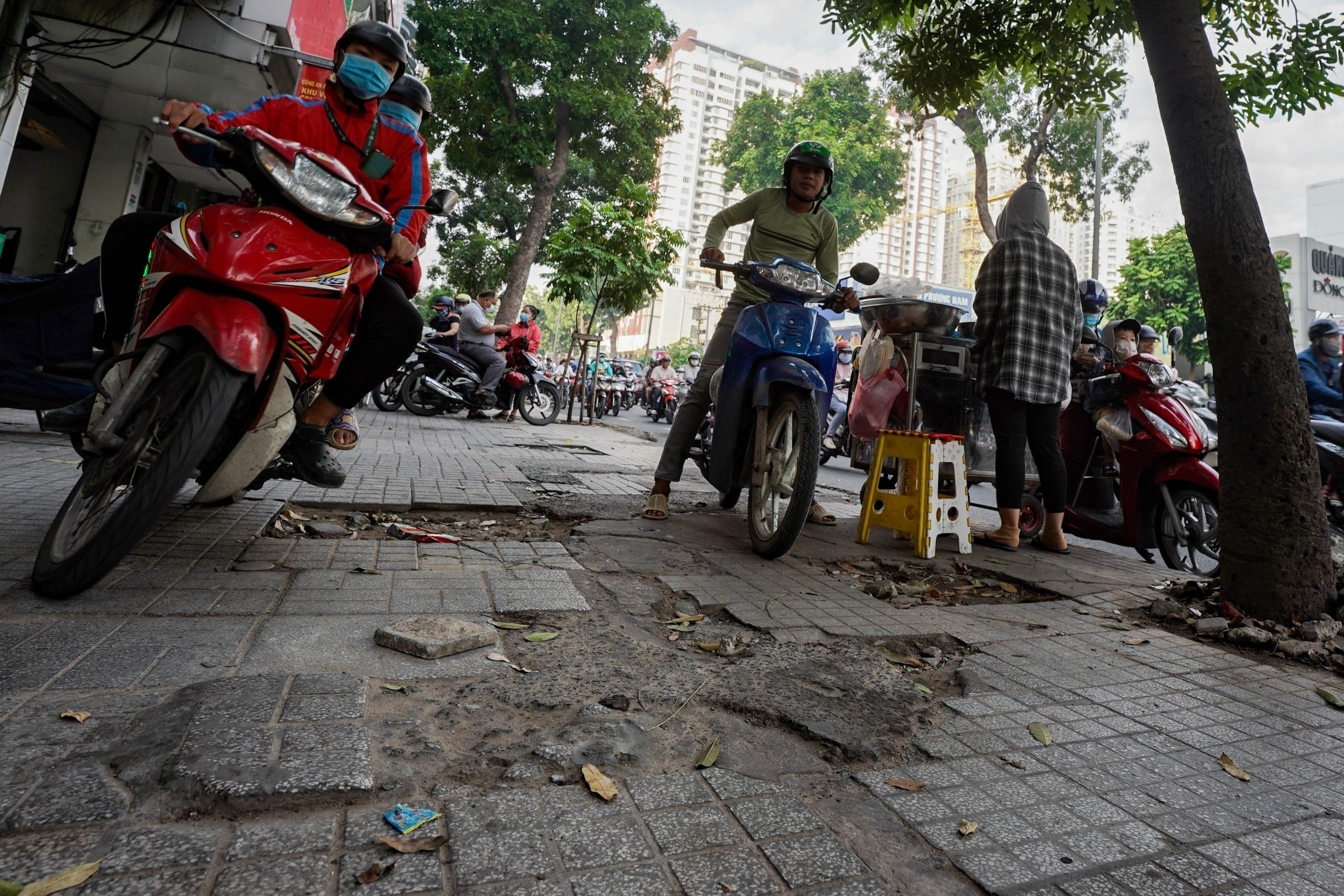 Chu tich Ha Noi yeu cau xu ly phuong tien di len via he hinh anh