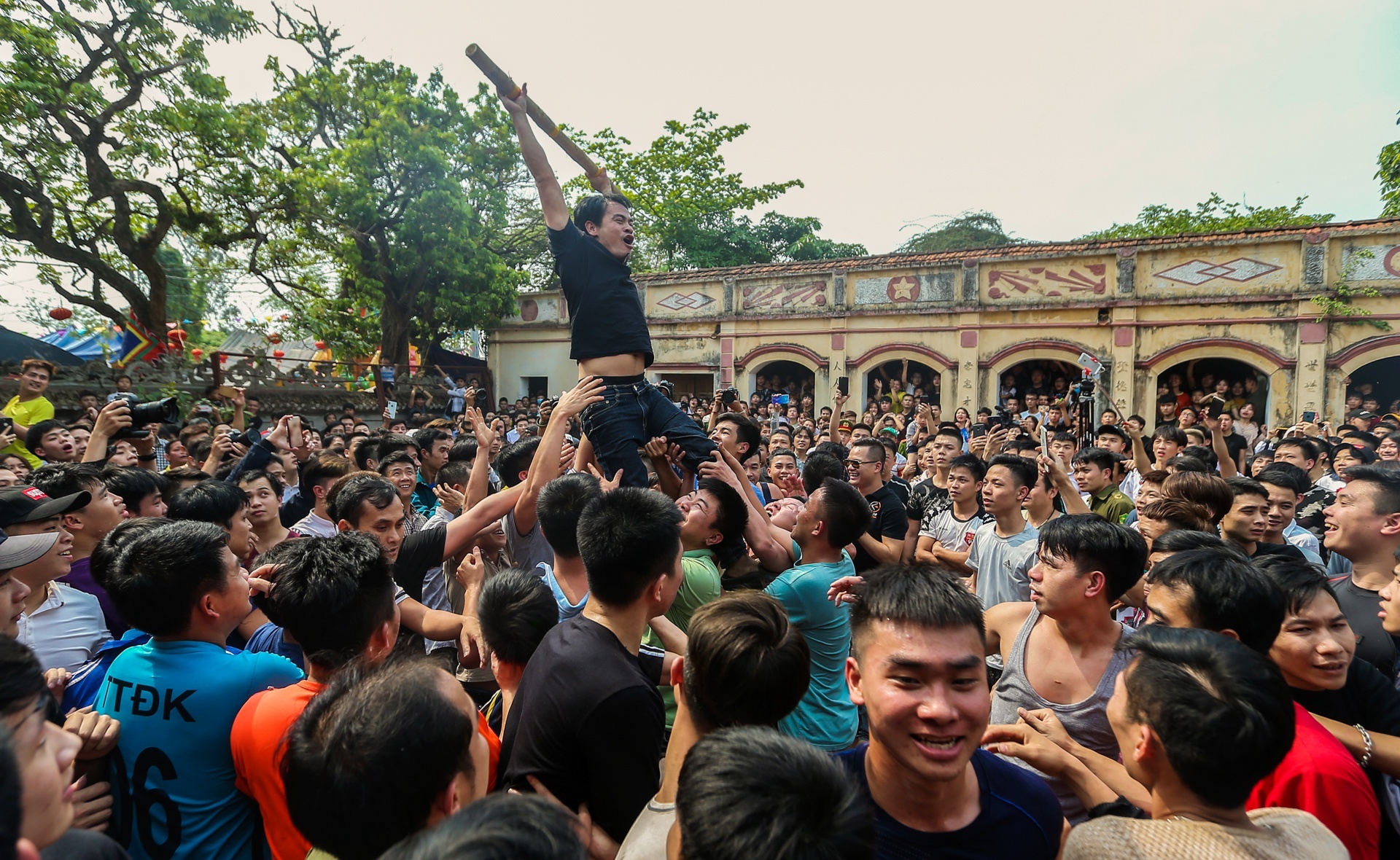 Ha Noi yeu cau han che le hoi anh 1