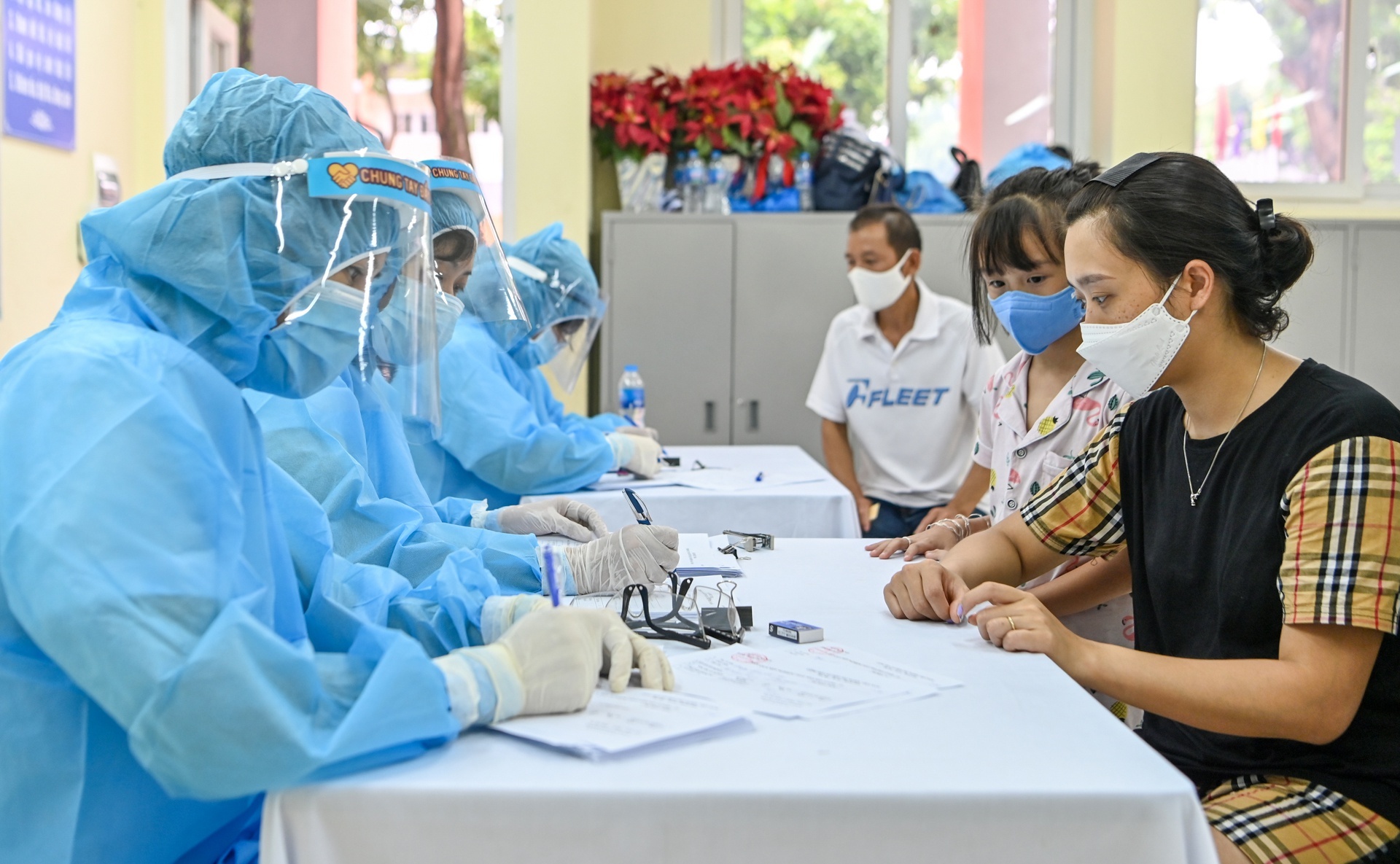 De nghi xet nghiem 2.000 nguoi lien quan ca mac Covid-19 o Ha Noi hinh anh