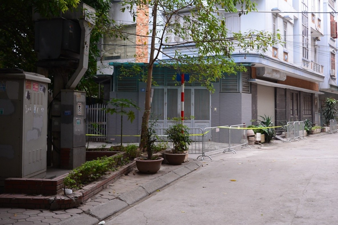 Phong toa mot ngo o quan Cau Giay vi ca mac Covid-19 hinh anh