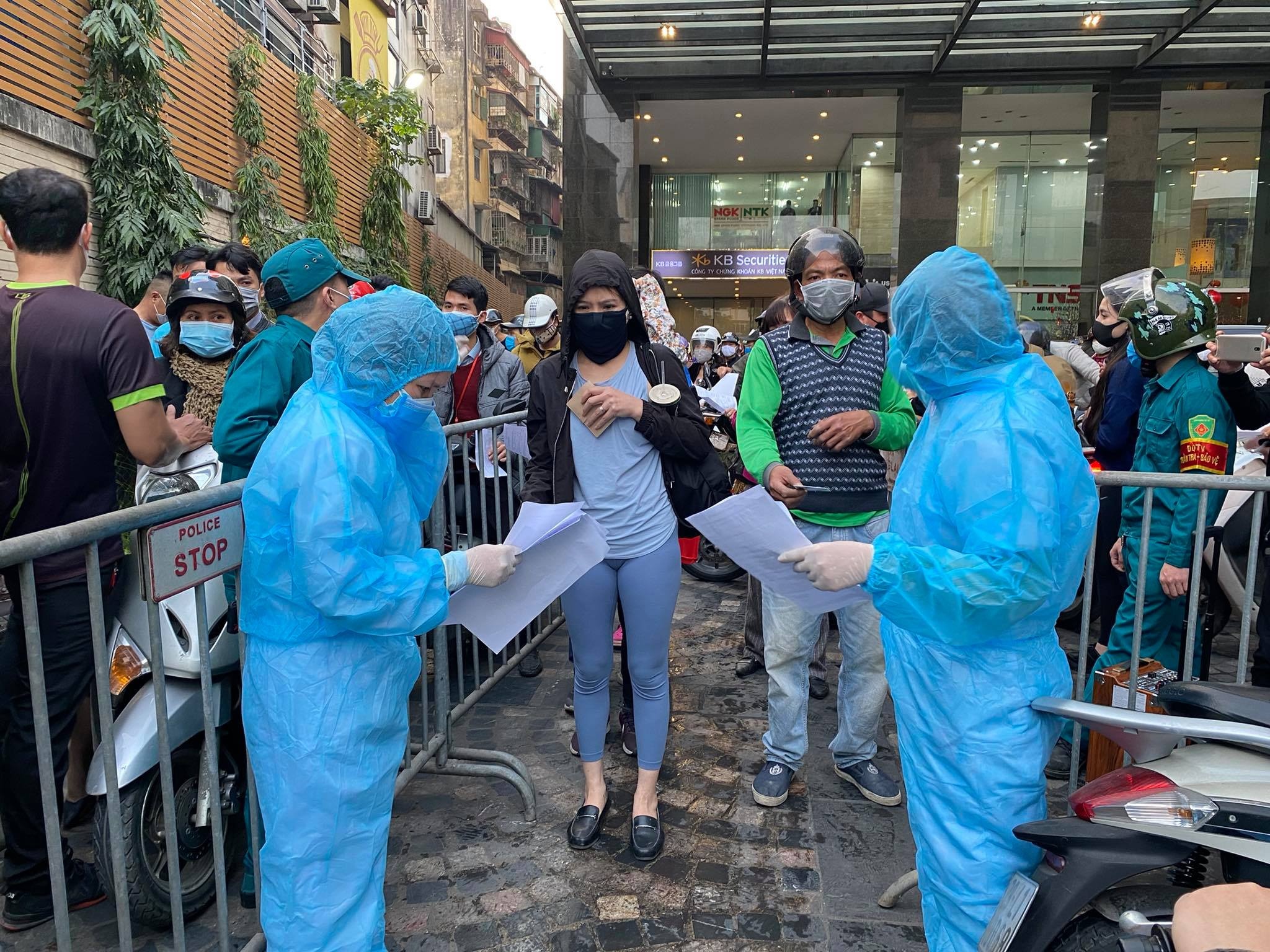 ca mac Covid-19 Ha Noi,  so ca mac Covid-19 anh 1