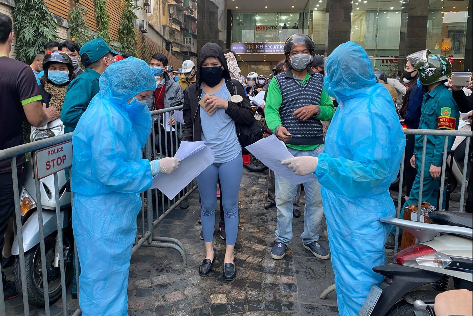 Phong toa toa nha Sky City sau khi phat hien ca mac Covid-19 hinh anh