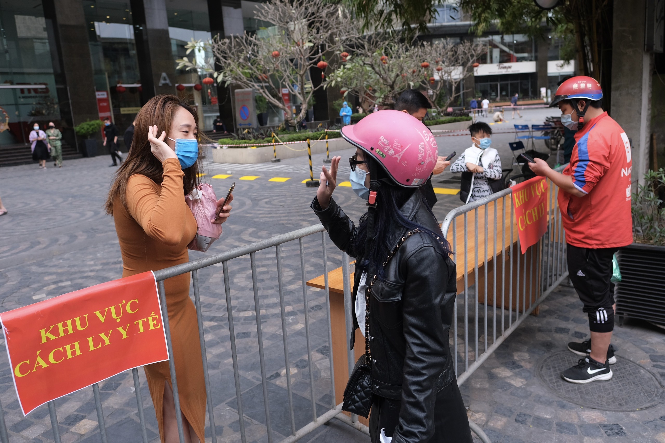 Nhieu nguoi o toa nha co ca mac Covid-19 da ve que an Tet hinh anh