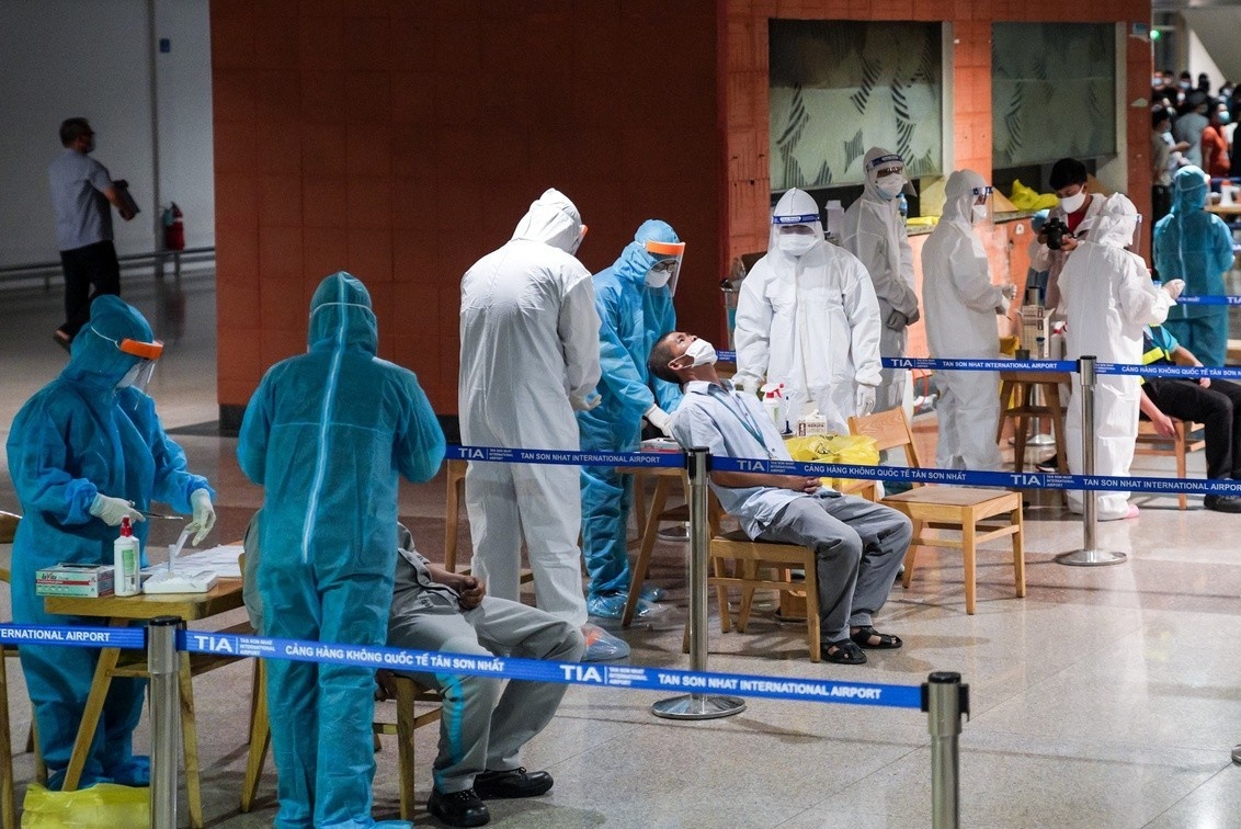 Ha Noi xet nghiem cho 10.000 can bo, nhan vien san bay Noi Bai hinh anh