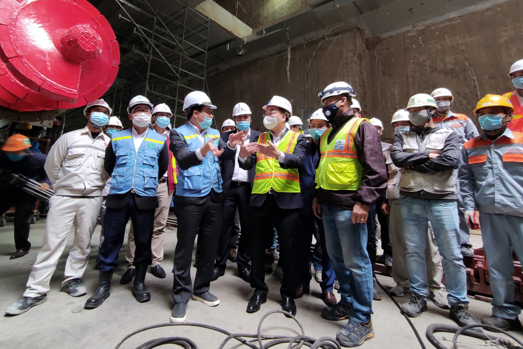 Chu tich Ha Noi thi sat doan tau Nhon ga Ha Noi anh 1