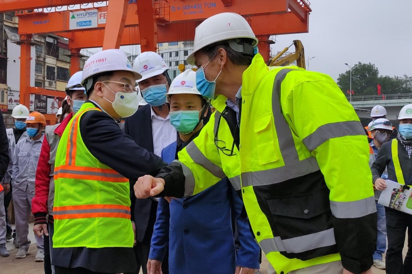 Chu tich Ha Noi thi sat cong truong tuyen Nhon - Ga Ha Noi hinh anh