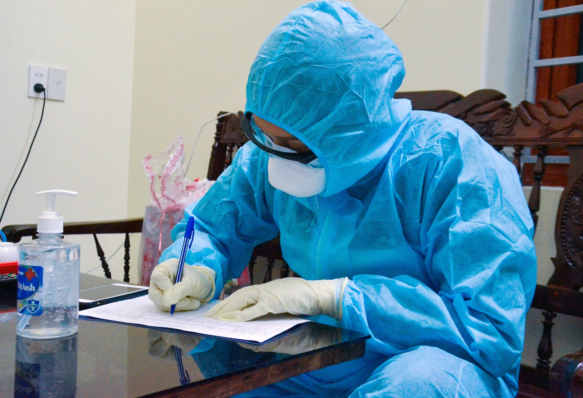 Nguoi Nhat mac Covid-19 tu vong trong khach san do suy ho hap hinh anh