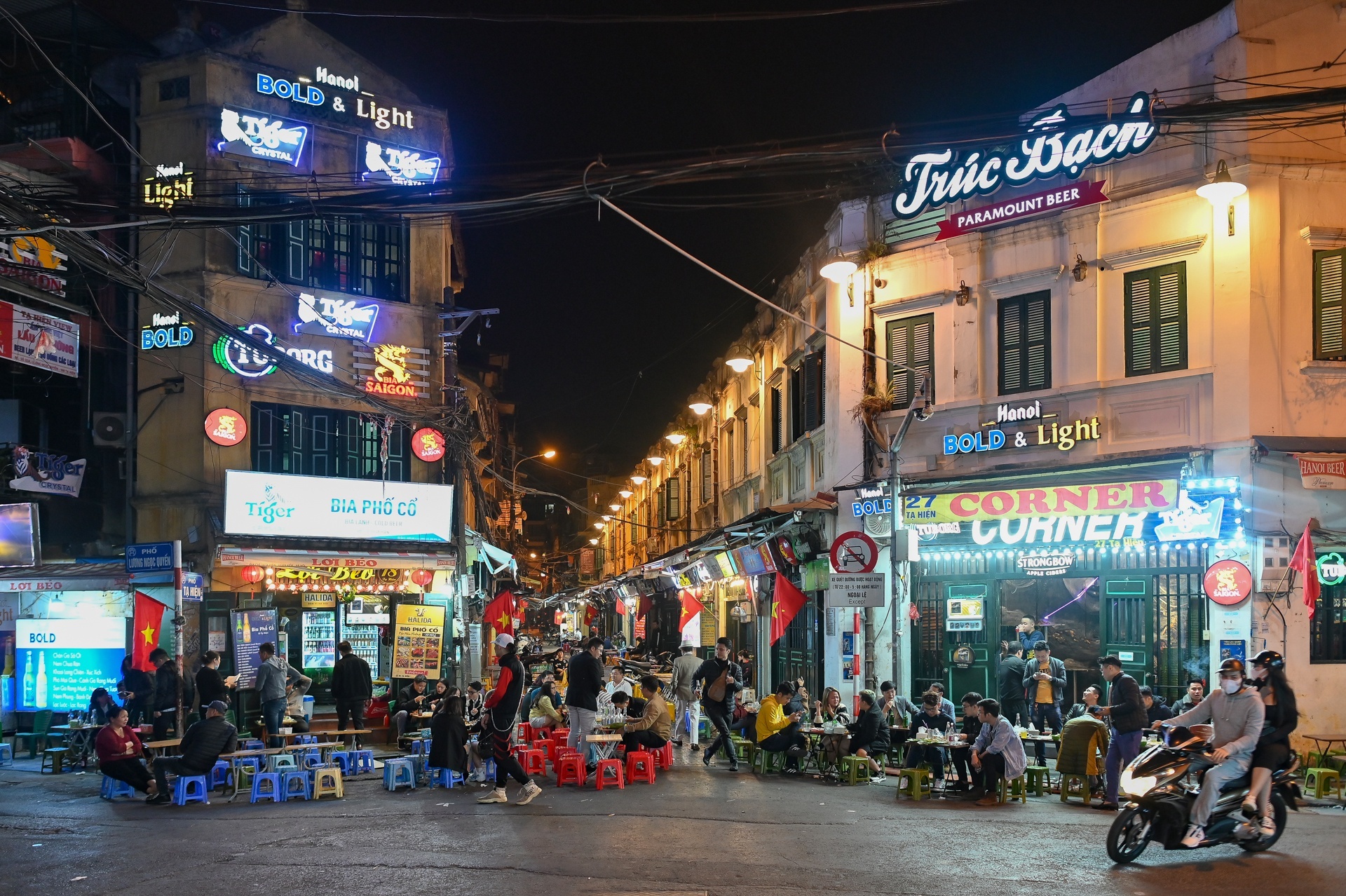 Quan an o Ha Noi duoc mo cua neu dam bao cho ngoi gian cach hinh anh