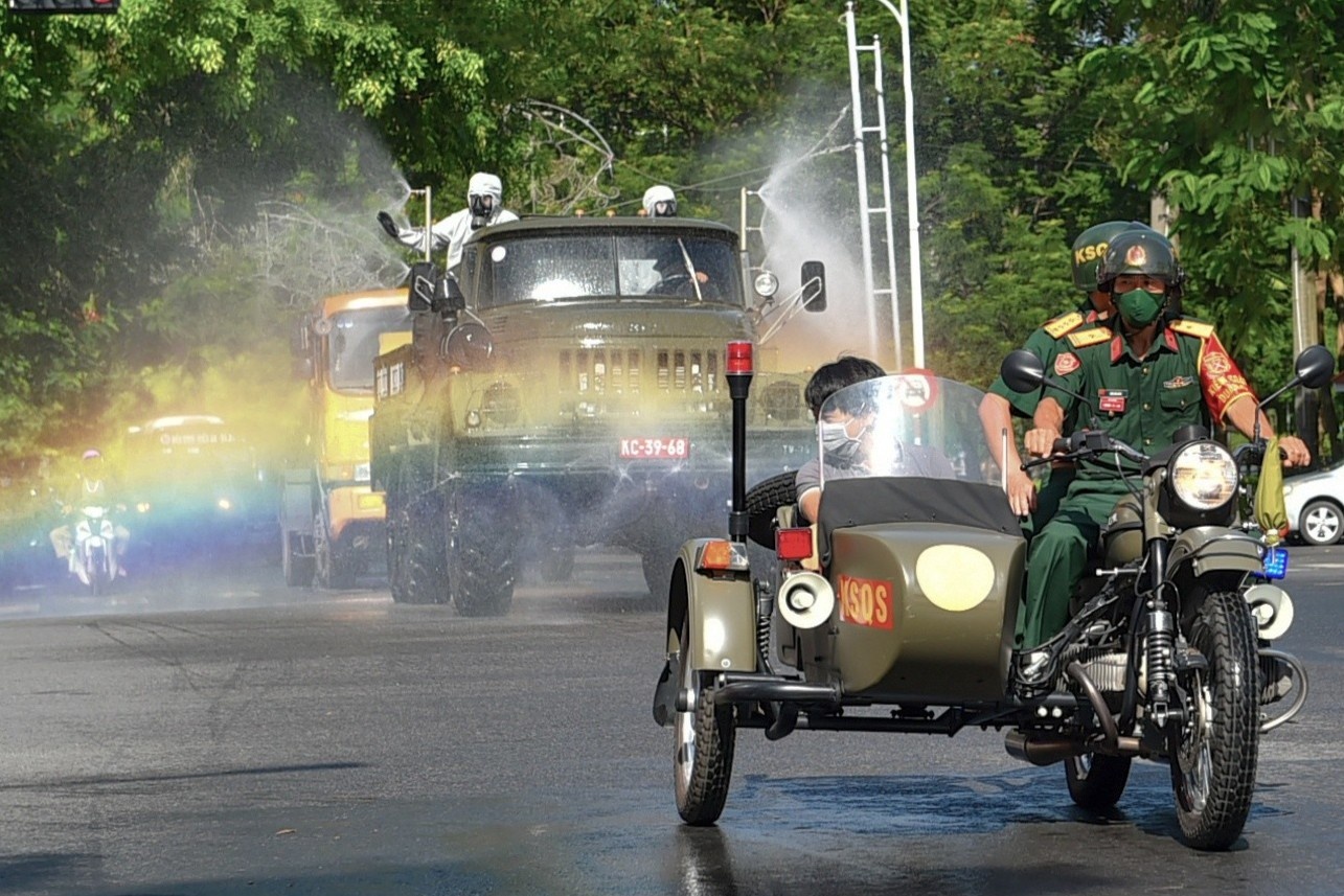 Quan doi phun khu khuan nhieu tuyen duong o Hai Phong tu ngay 23/2 hinh anh