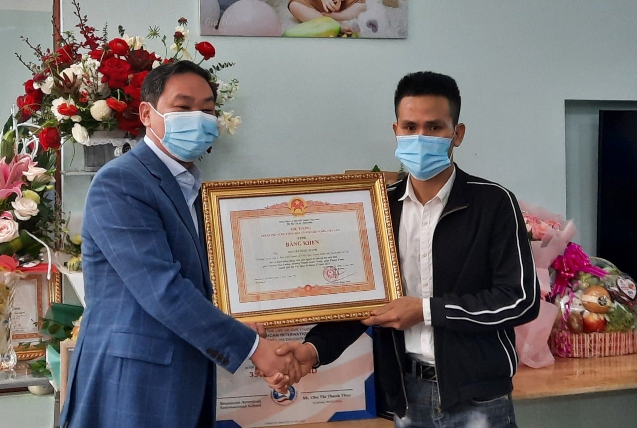 Khen thuong anh Nguyen Ngoc Manh,  giai cuu be gai roi tu tang 12A anh 1