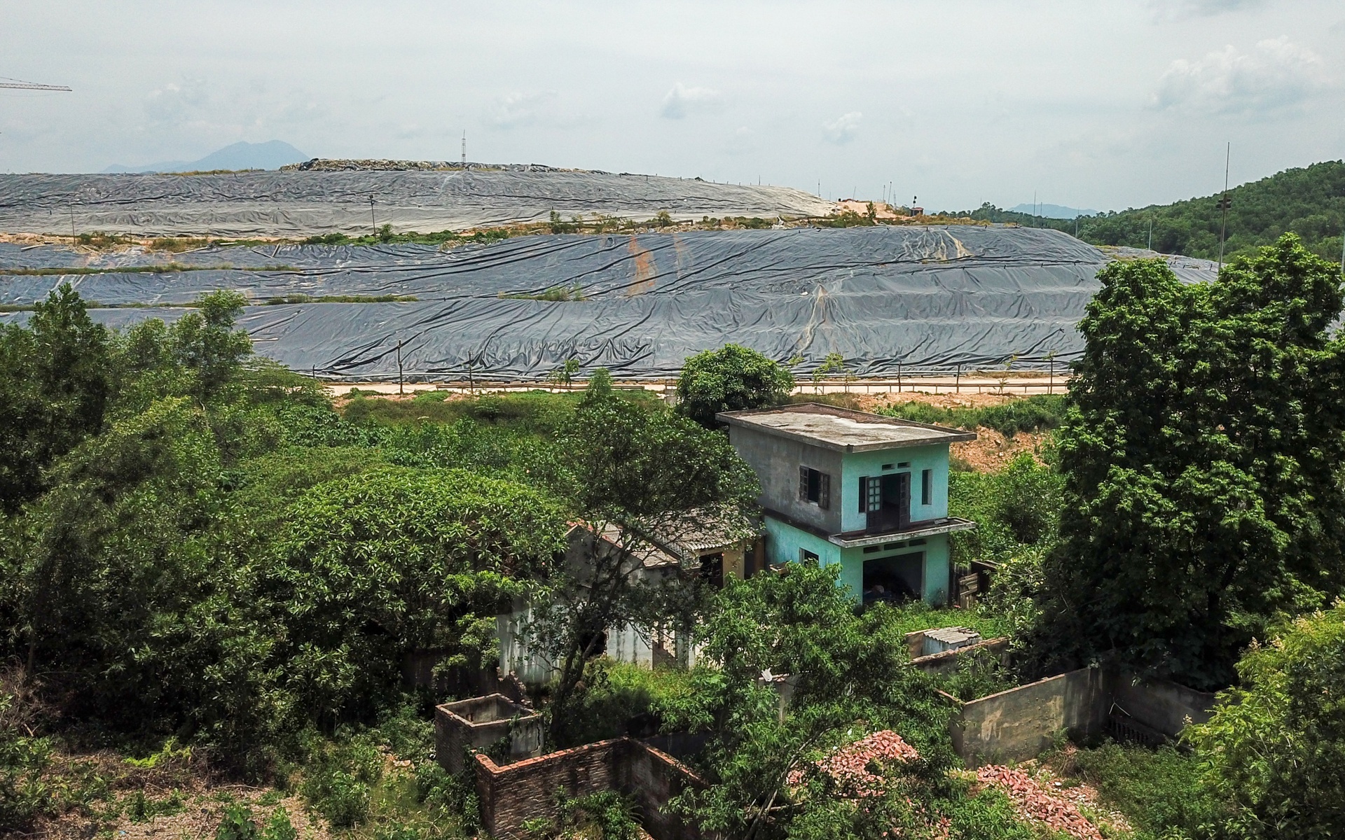 dieu tra viec do nuoc vao rac thai anh 1