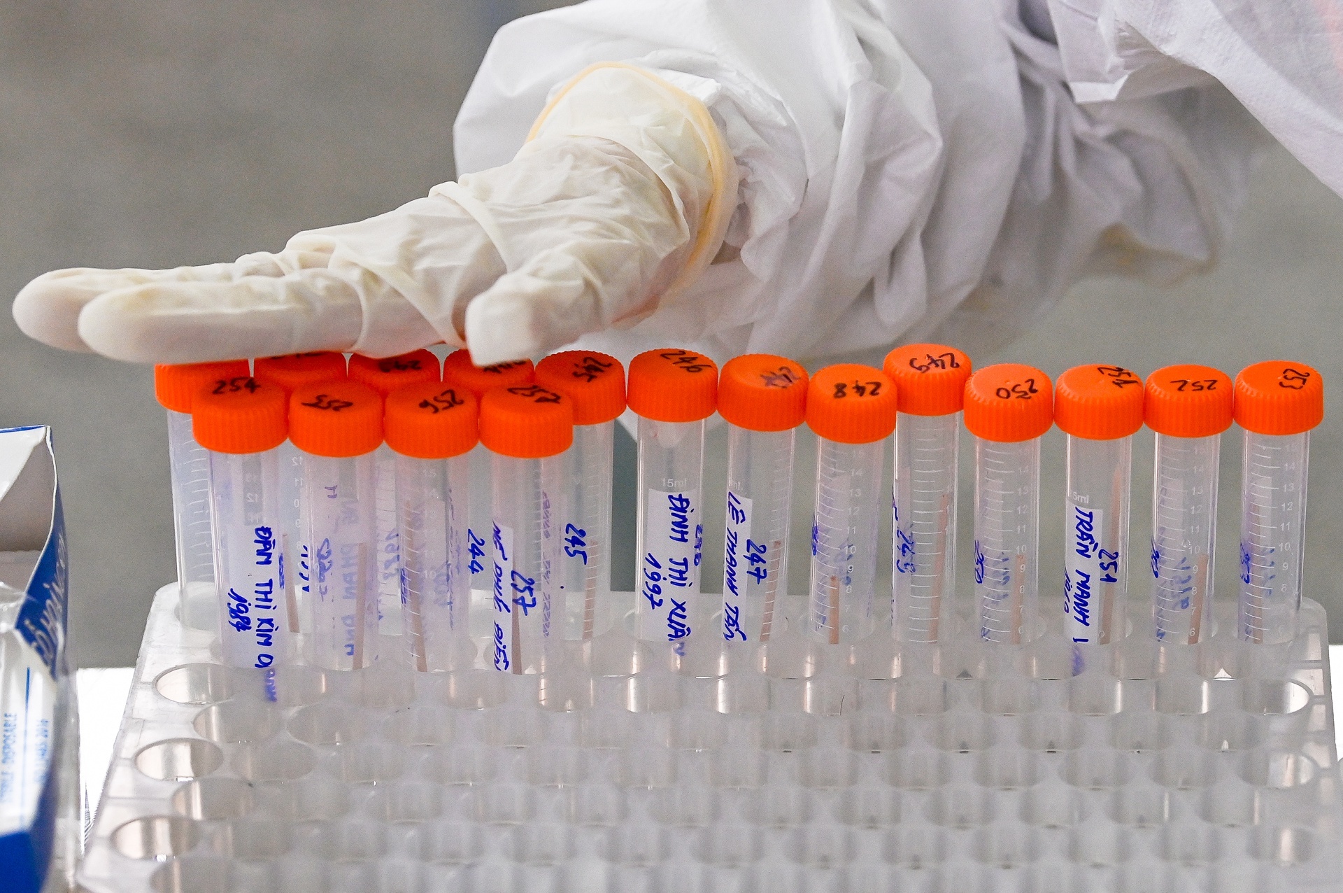 Ha Noi xet nghiem Covid-19 ngau nhien 4.000 nguoi o chung cu, ben xe hinh anh