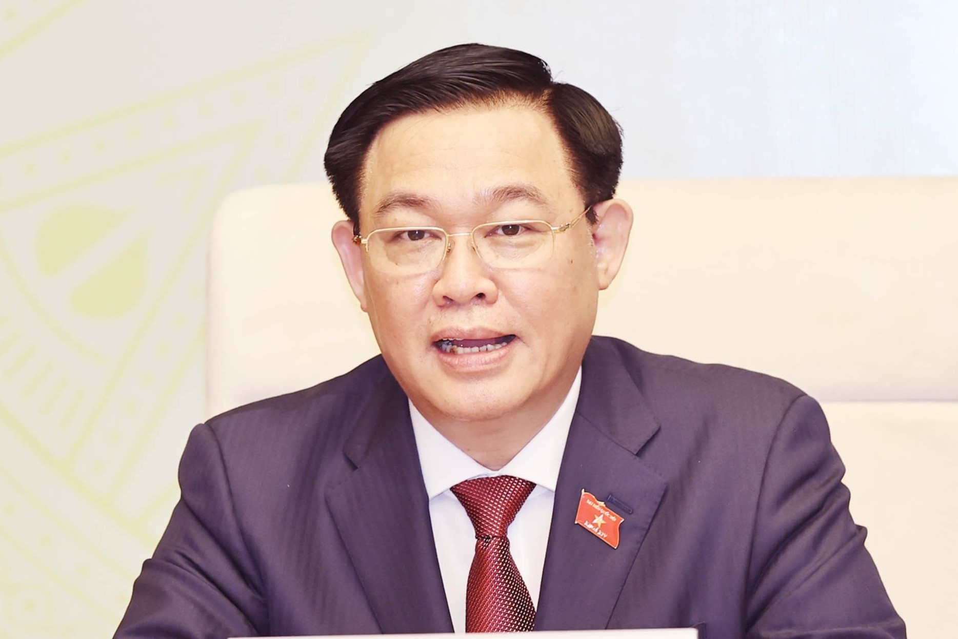 Chu tich Quoc hoi Lao chuc mung ong Vuong Dinh Hue nhan nhiem vu moi hinh anh