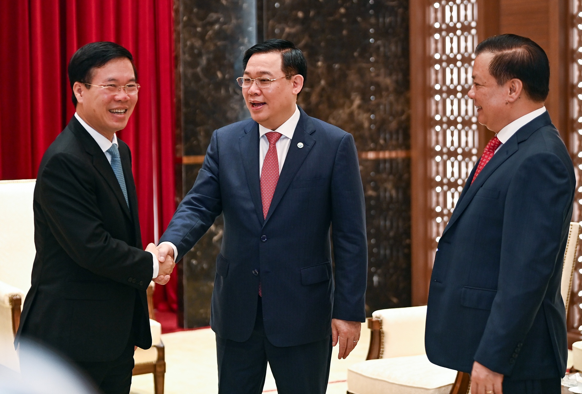 Bi thu Dinh Tien Dung nhan quyet dinh anh 1