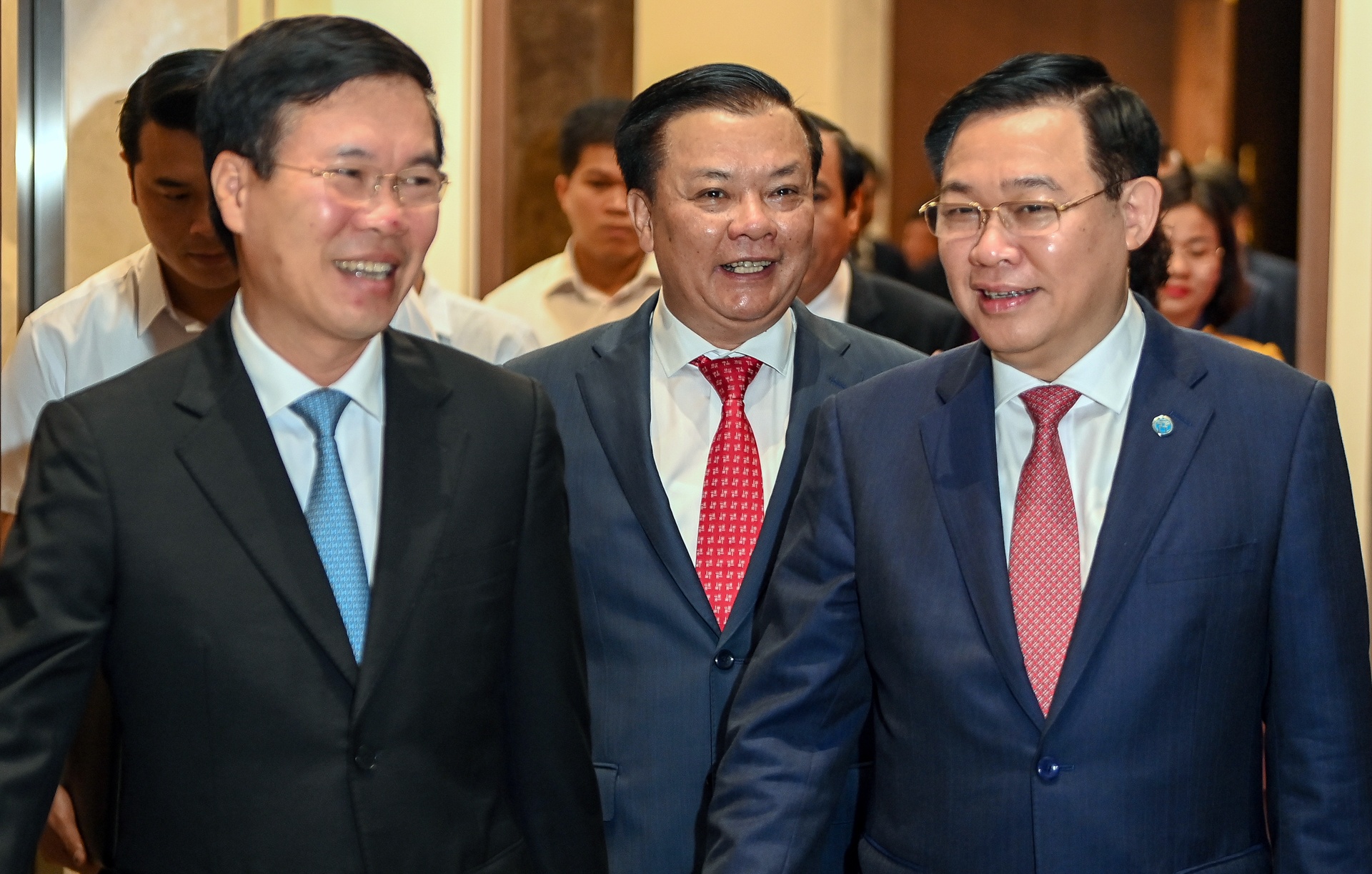 Bi thu Dinh Tien Dung nhan quyet dinh anh 2