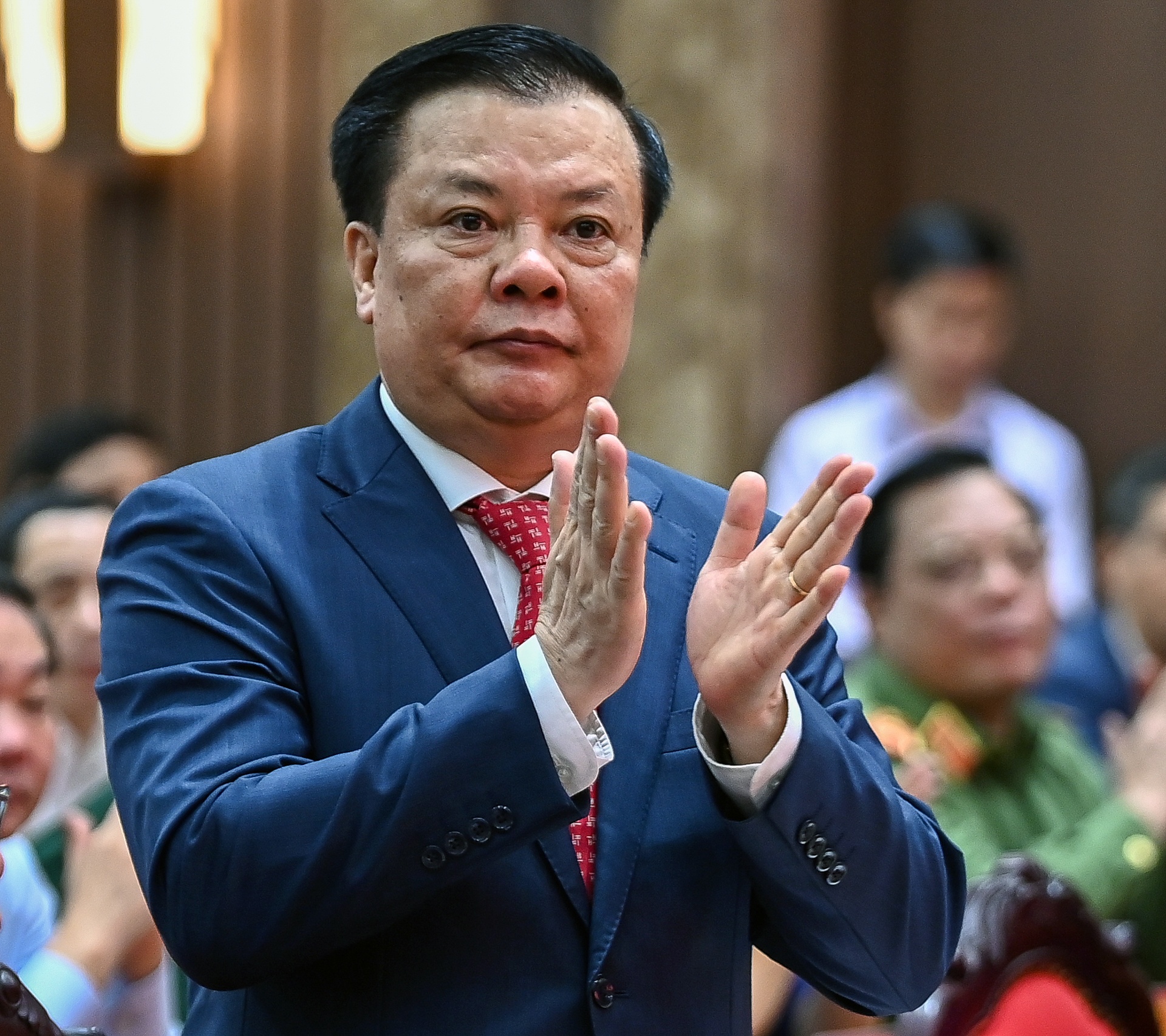 Bi thu Dinh Tien Dung nhan quyet dinh anh 6