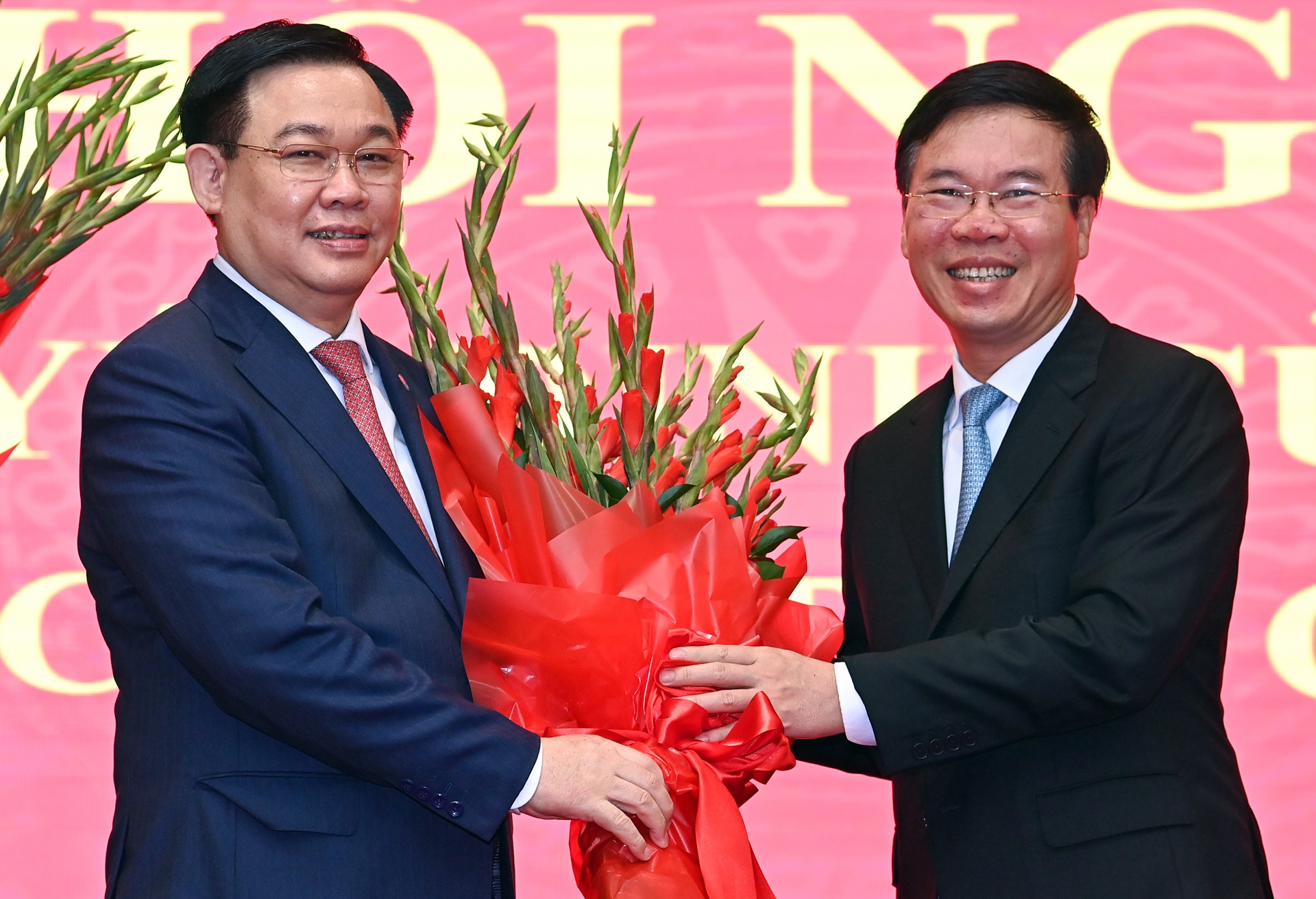 Bi thu Dinh Tien Dung nhan quyet dinh anh 4