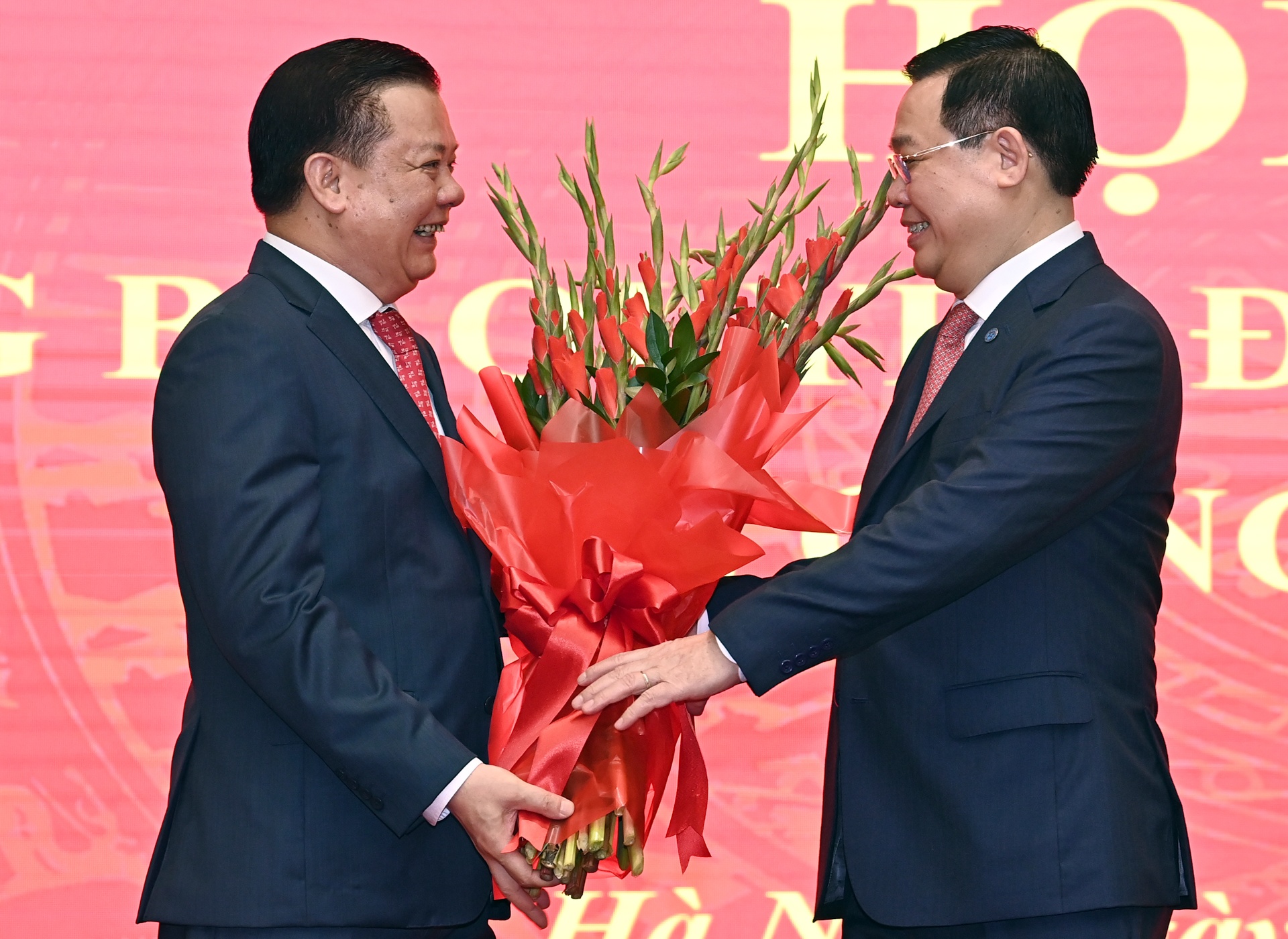 Bi thu Dinh Tien Dung nhan quyet dinh anh 7