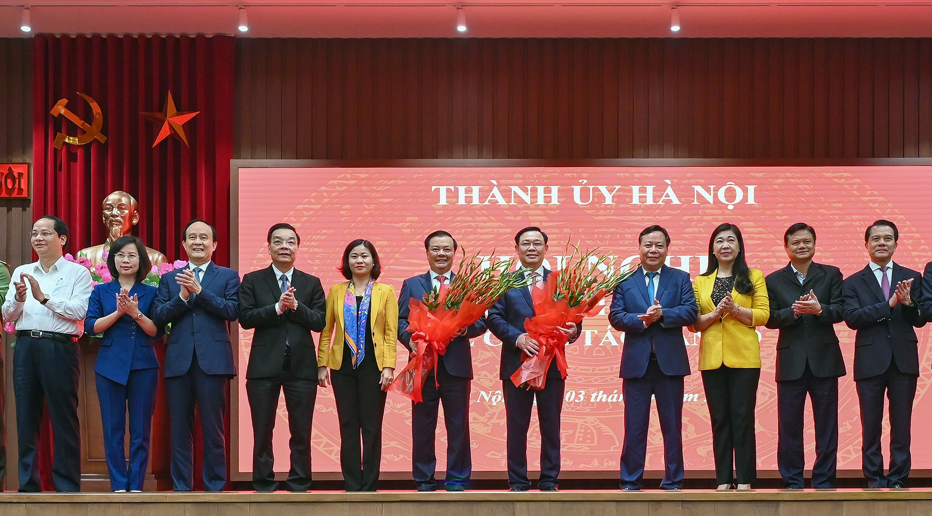 Bi thu Dinh Tien Dung nhan quyet dinh anh 8