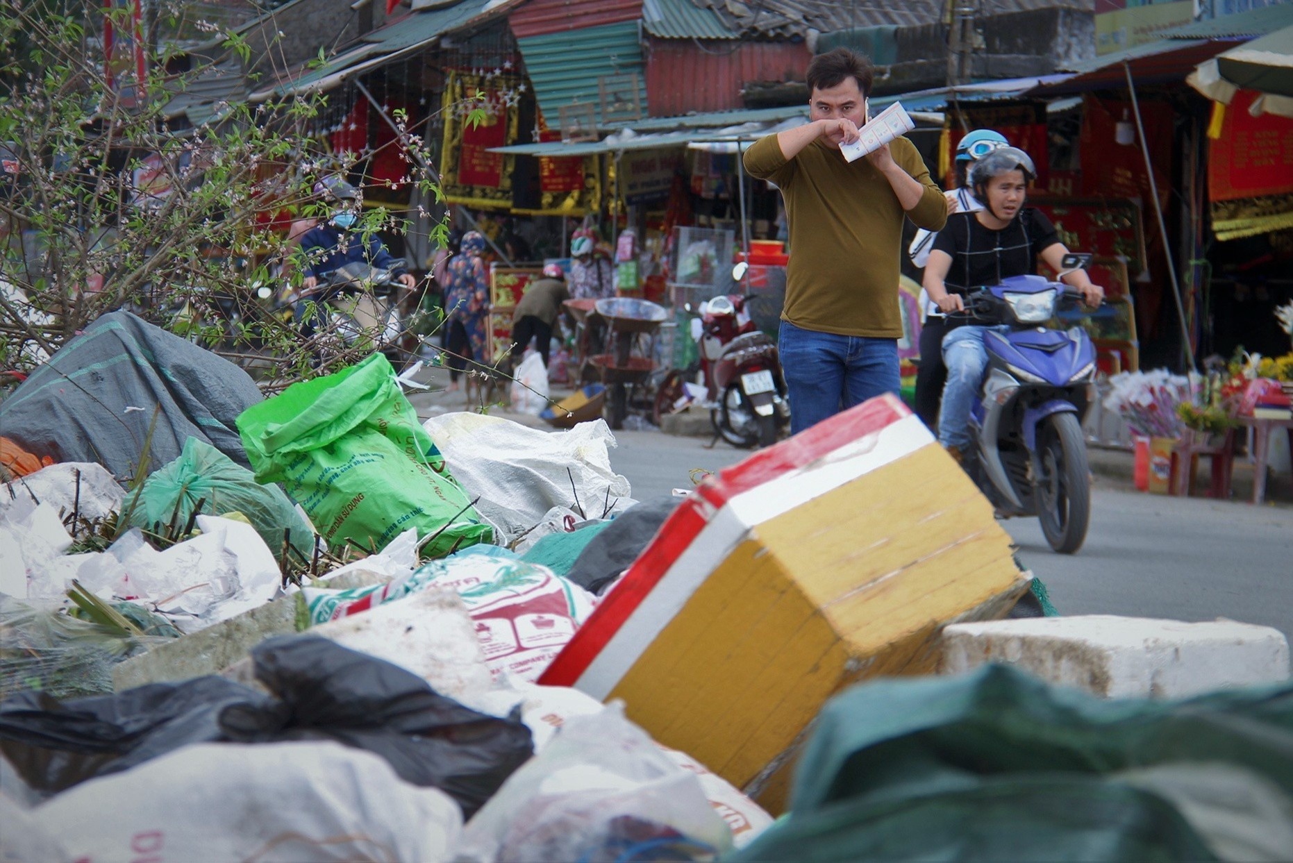 Ha Noi sap tang phi thu gom, xu ly rac hinh anh