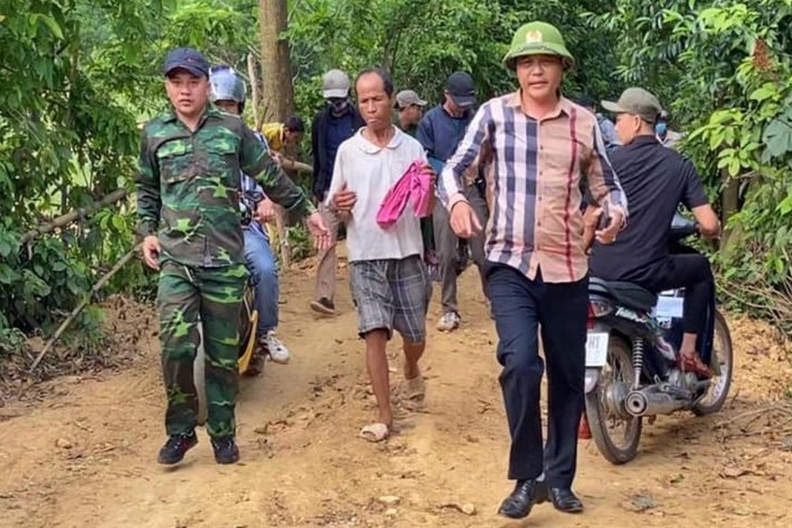 Ca tram nguoi bao vay khu vuc rung de bat ke bi truy na hinh anh