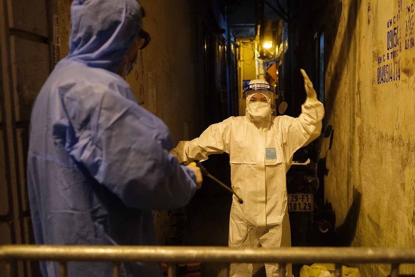 Cach ly 11 F1 lien quan bac si mac Covid-19 o Ha Noi hinh anh