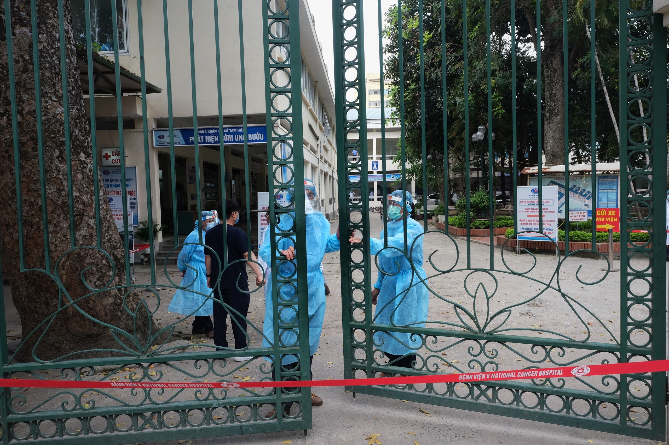 Cu ba 79 tuoi mac Covid-19 it di chuyen nen ra soat thuan loi hinh anh