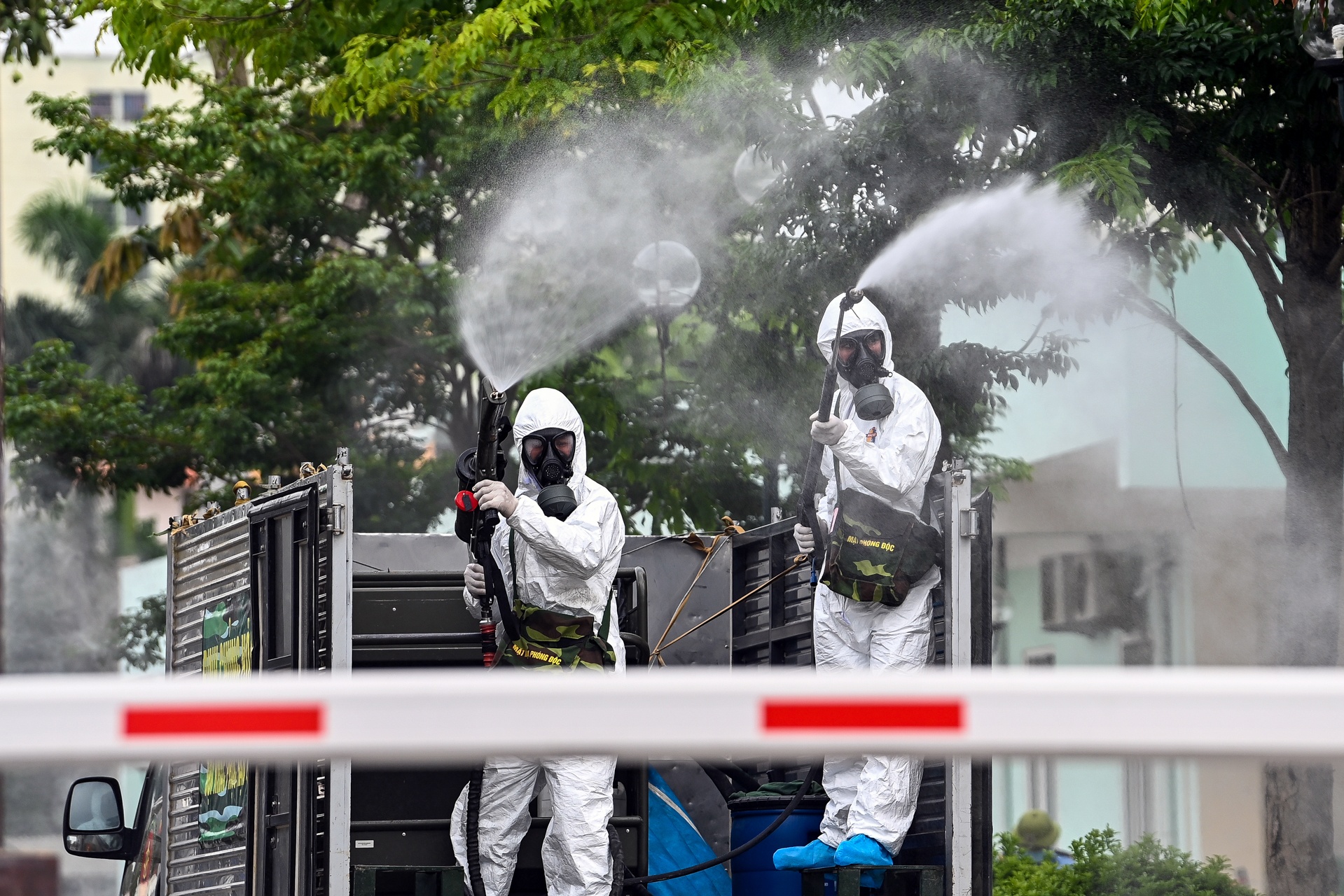 Ha Noi phong toa xa gan 10.000 nguoi hinh anh