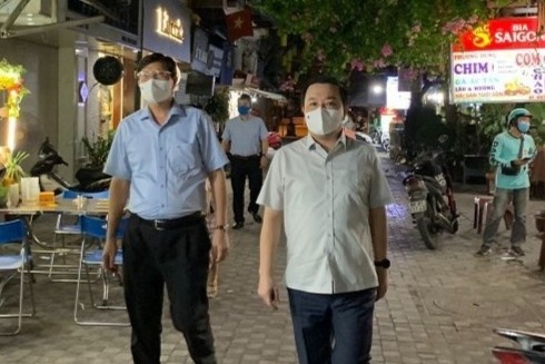 Lanh dao TP Ha Noi kiem tra dot xuat hang quan trong dem hinh anh