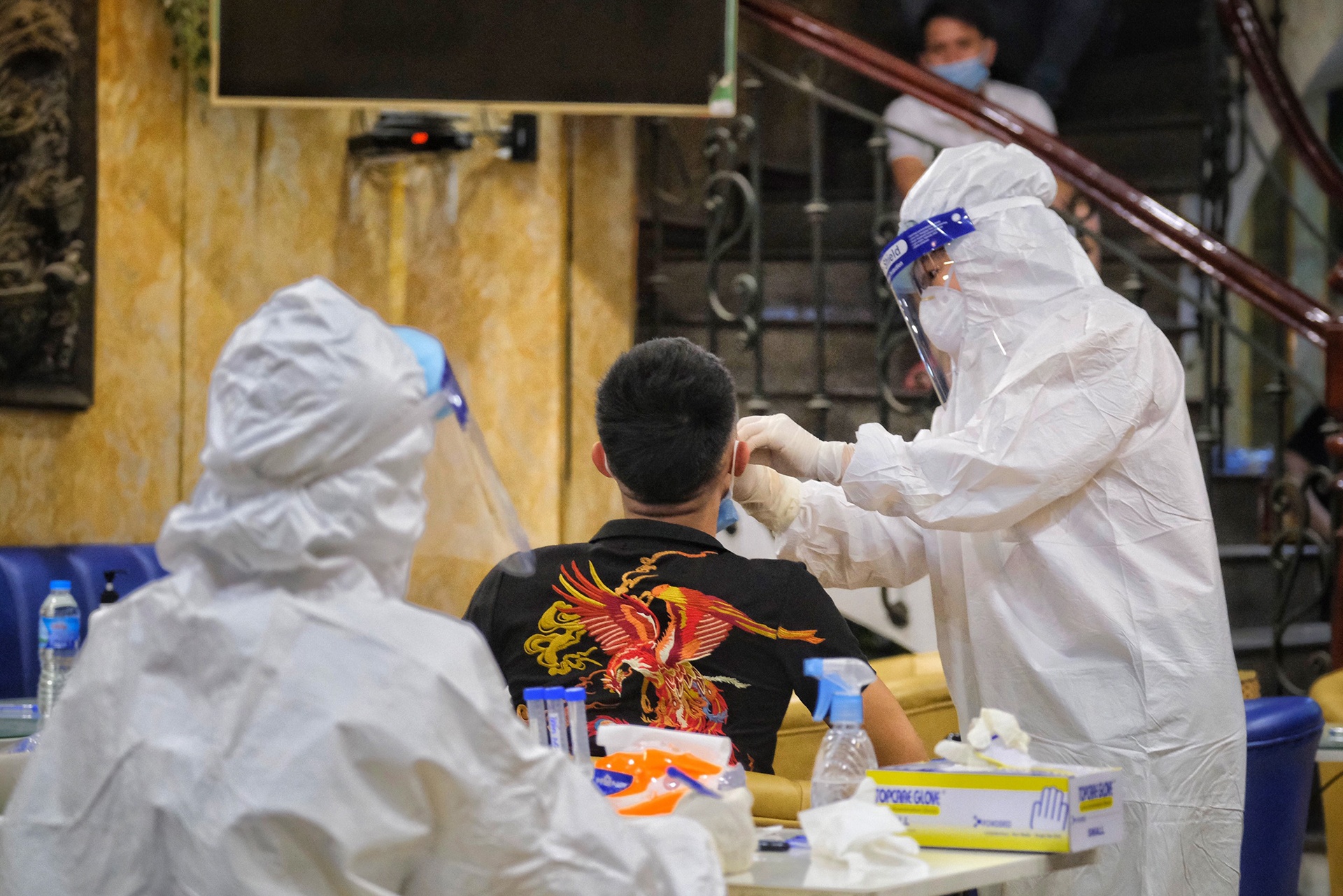 Lich trinh day dac di tiep khach, choi golf cua ca nghi mac Covid-19 hinh anh