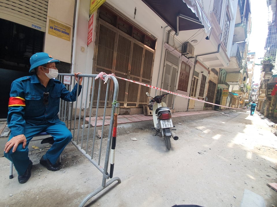 bac si mac Covid-19 Ha Noi anh 1