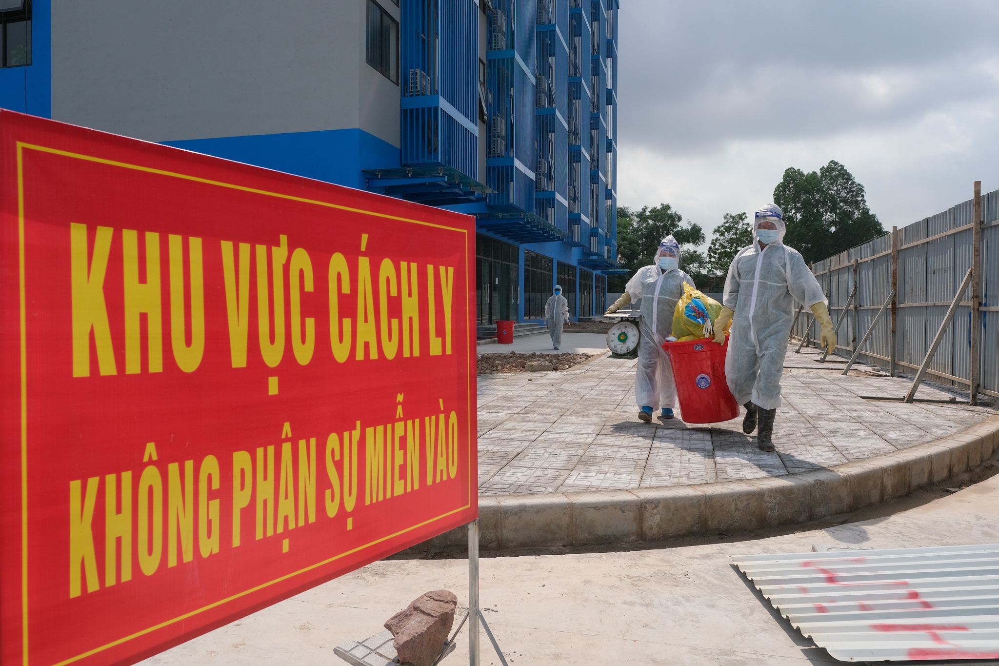 Phong toa mot toa chung cu Ecohome 3 o Ha Noi sau ca nghi mac Covid-19 hinh anh