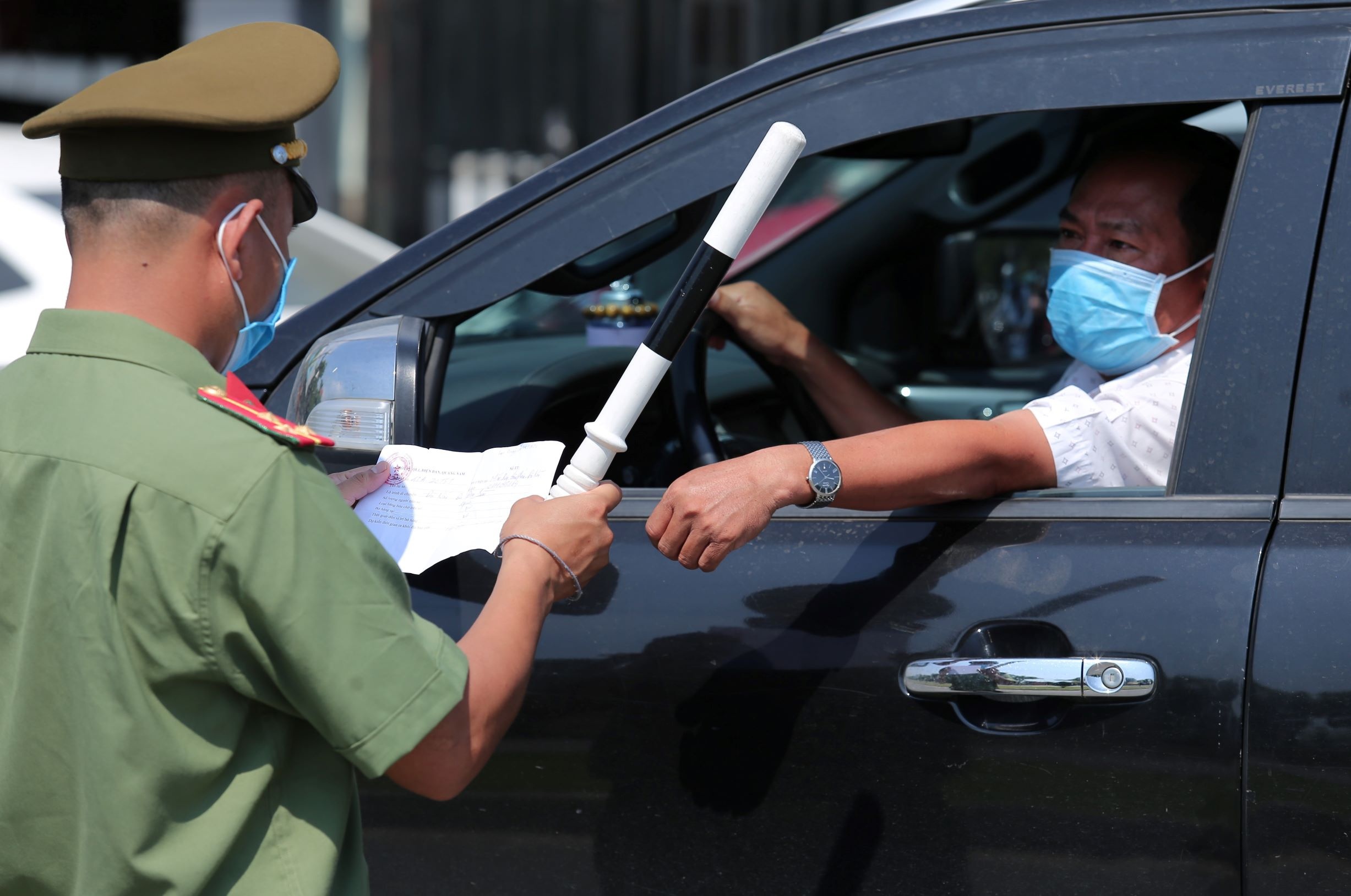 Ha Noi lap nhieu chot kiem dich Covid-19 hinh anh