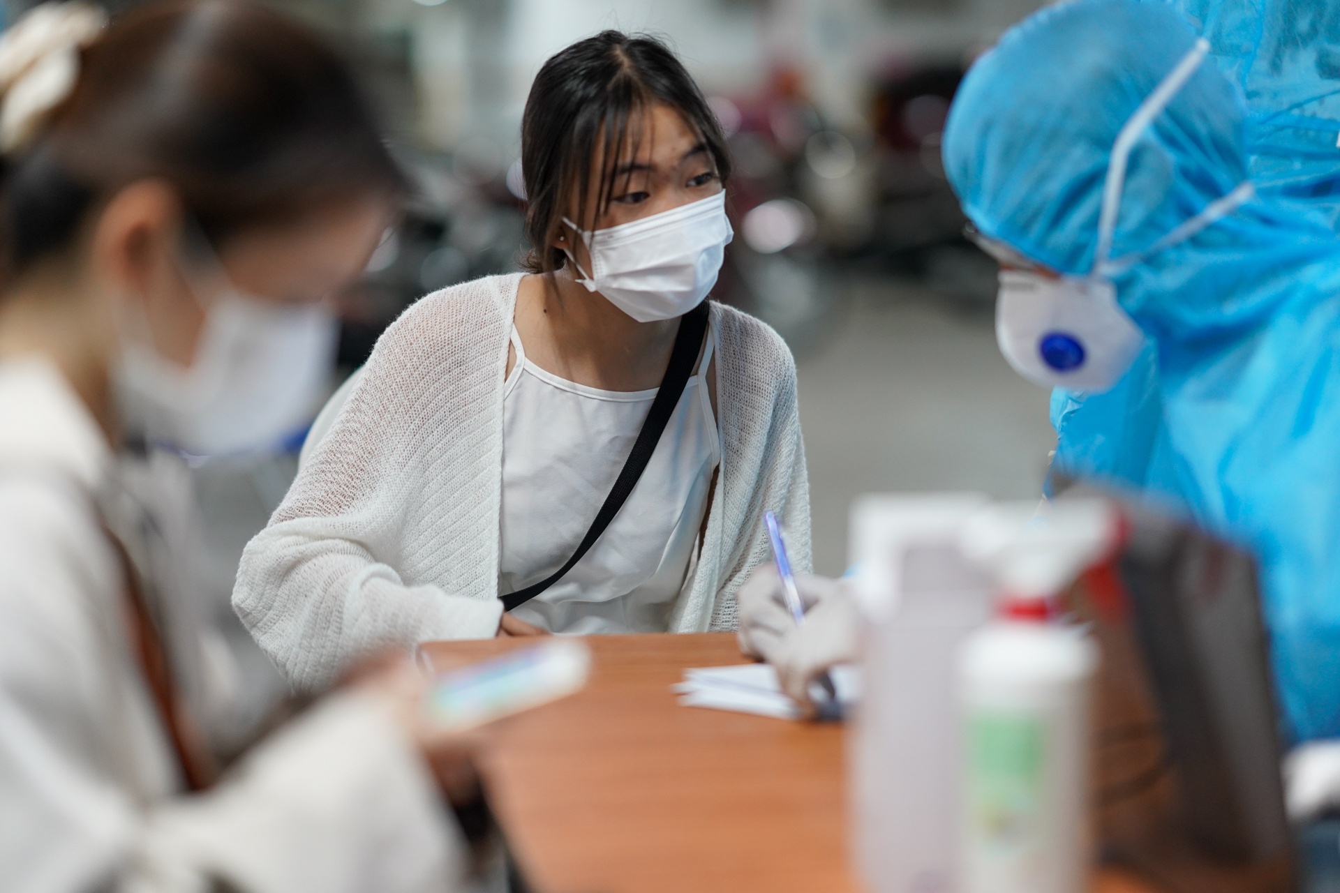 Ha Noi tim nguoi tung den quan ca phe lien quan ca mac Covid-19 hinh anh