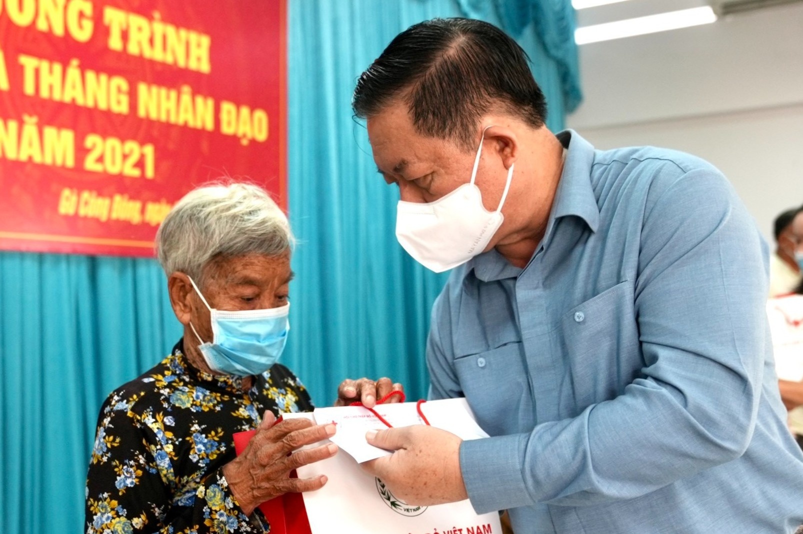 Truong ban Tuyen giao Trung uong trao qua cho gia dinh kho khan hinh anh