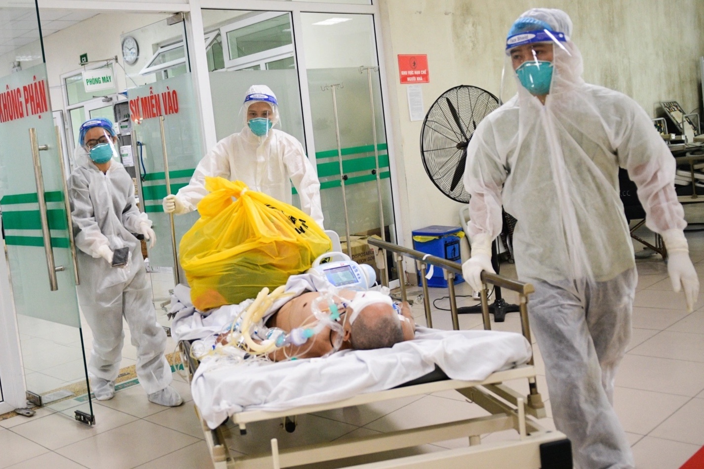 Ha Noi can lam gi khi so ca chuyen nang, tu vong tang nhanh? hinh anh