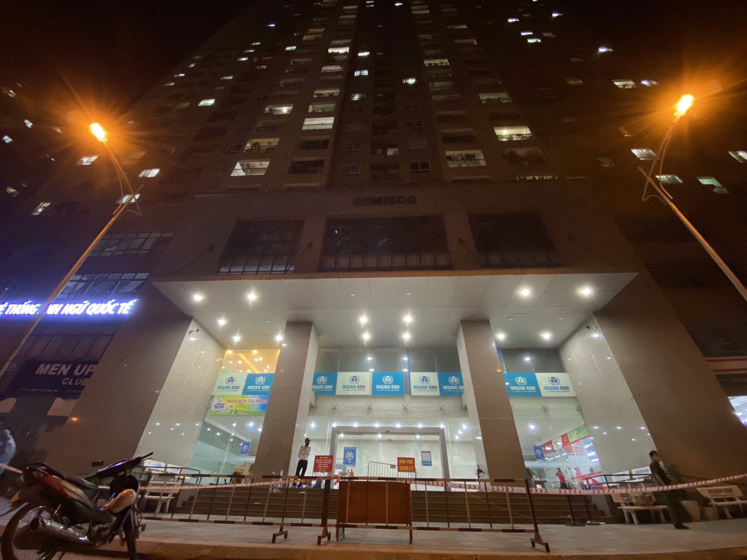 ca mac Covid-19 Ha Noi,  phong toa toa nha Hemisco Xa La anh 1