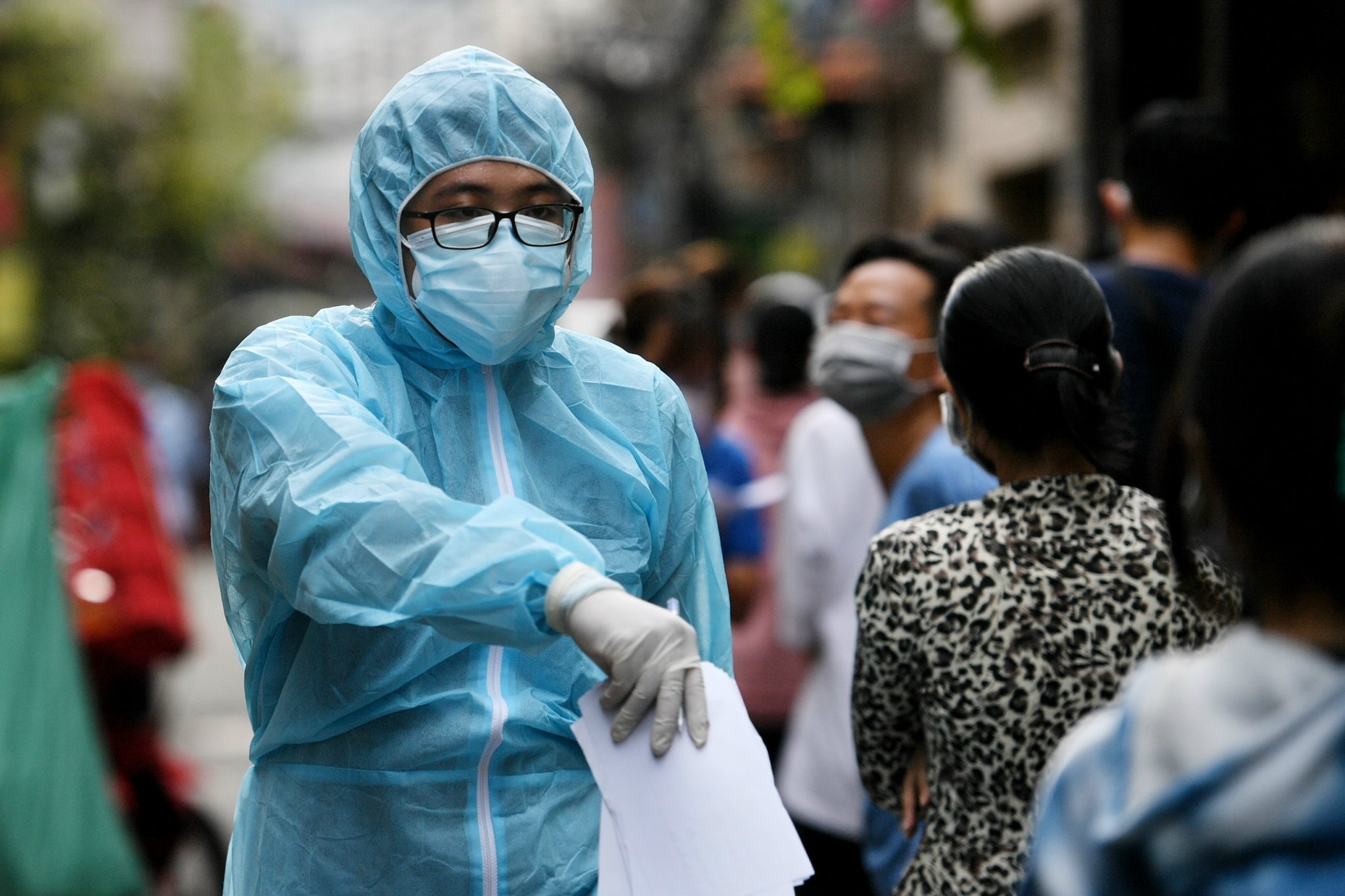 Nhan vien y te mac Covid-19 tai Ha Noi khong dang ngai hinh anh