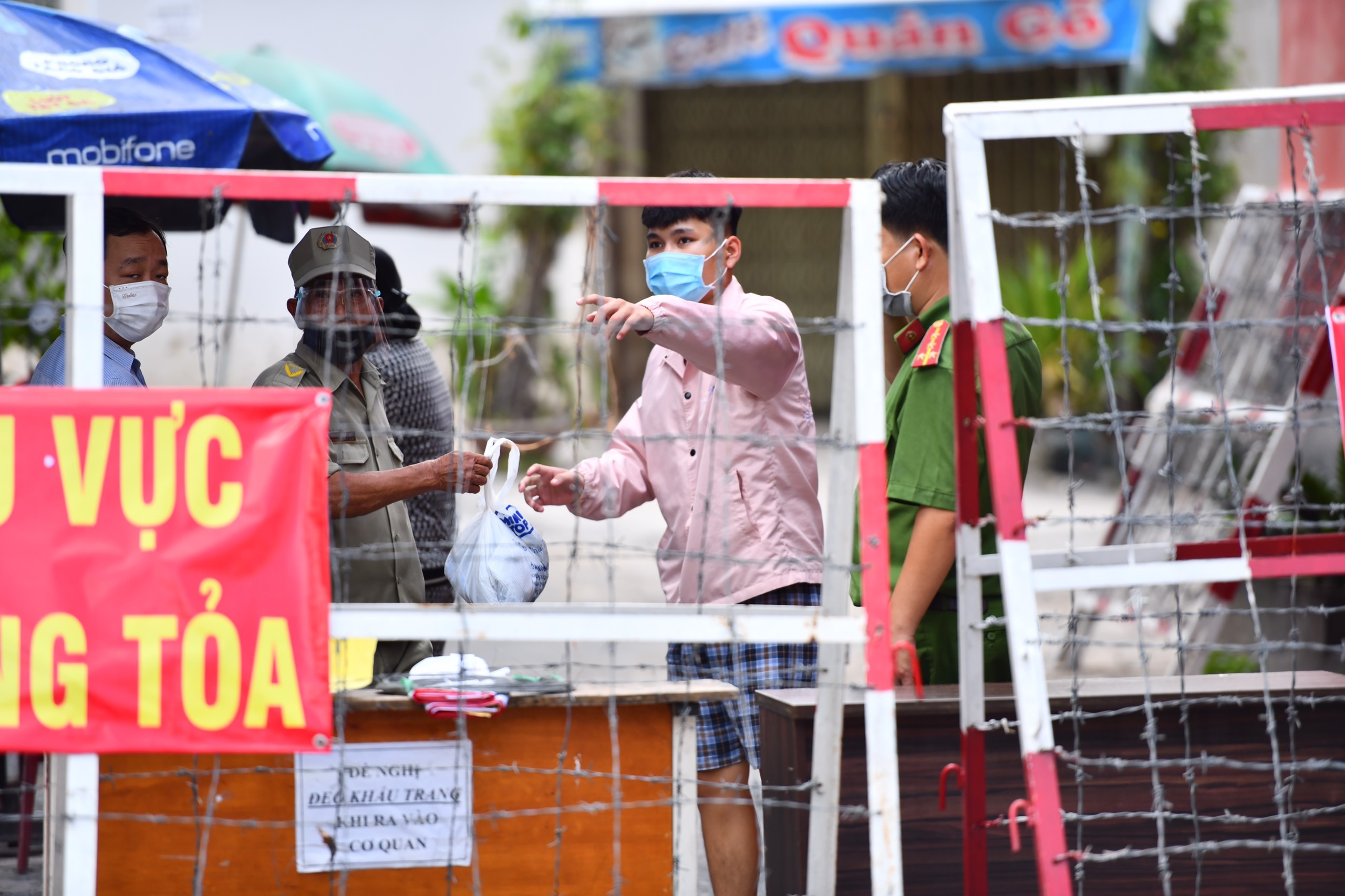 ca mac Covid-19 Ha Noi,  chot chan phong dich Ha Noi anh 1