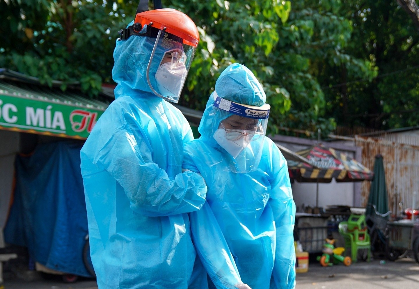 ca mac Covid-19 Ha Noi,  booth xet nghiem Covid-19 anh 2