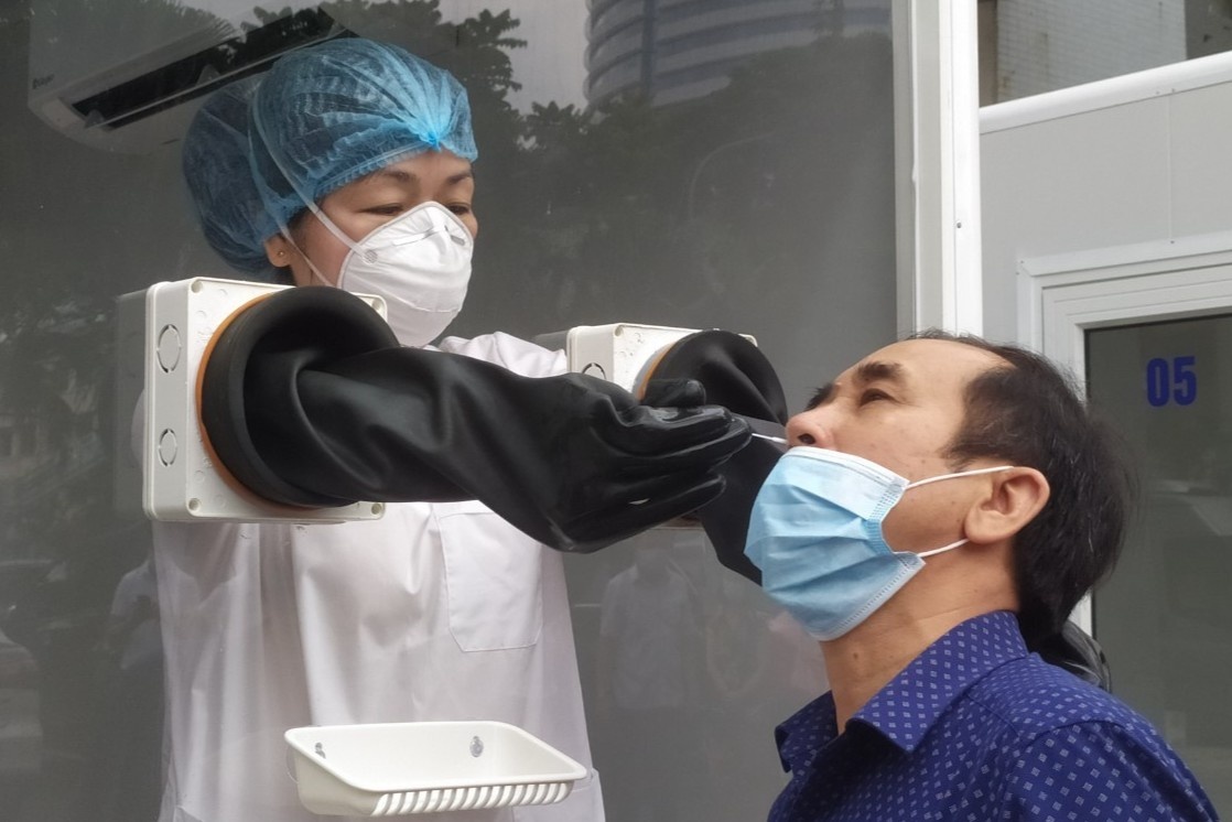 CDC Ha Noi duoc tang 5 buong lay mau xet nghiem nCoV hinh anh